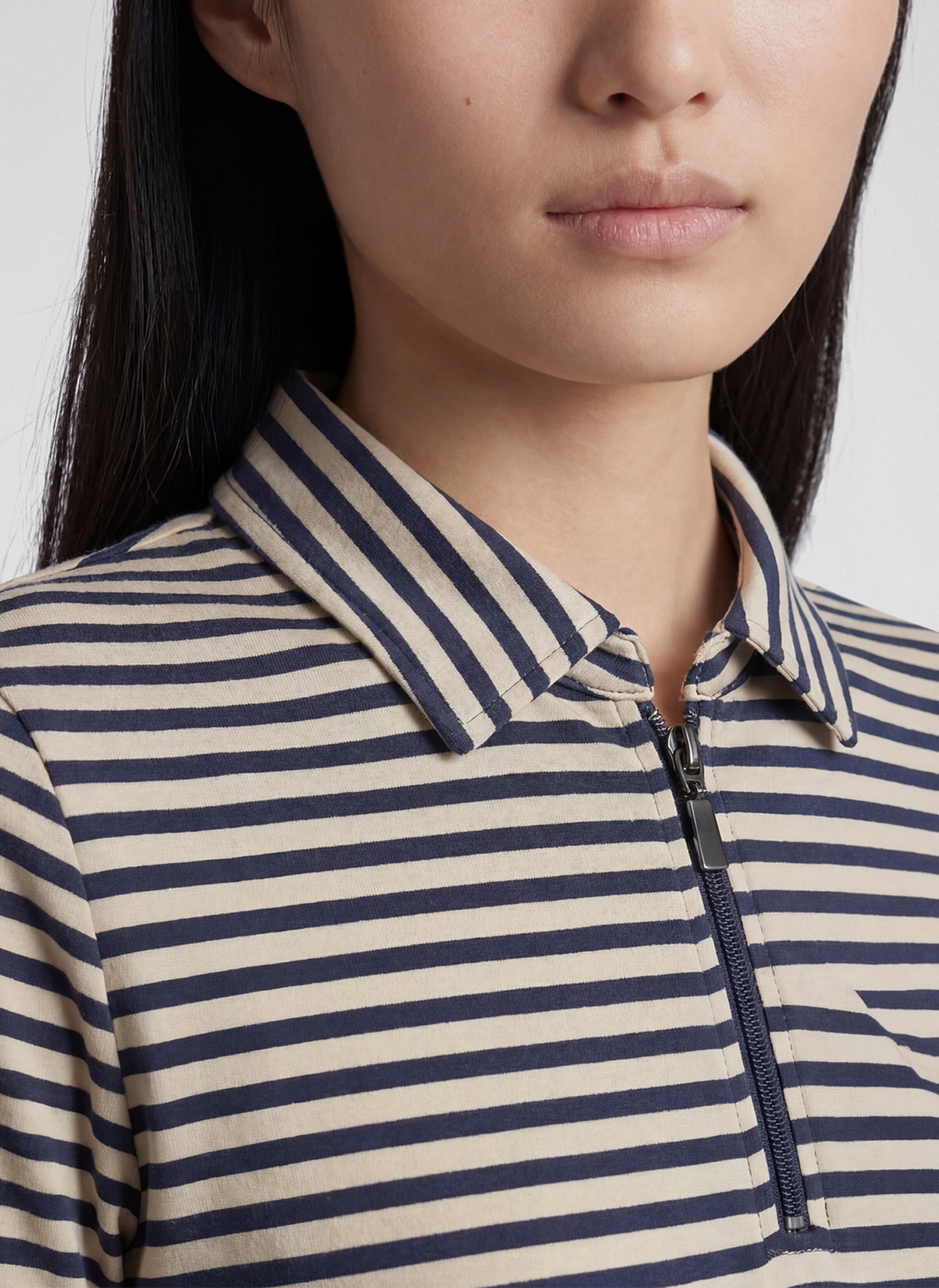 Rabe im Streifen-Look und mit Hemdblusenkragen