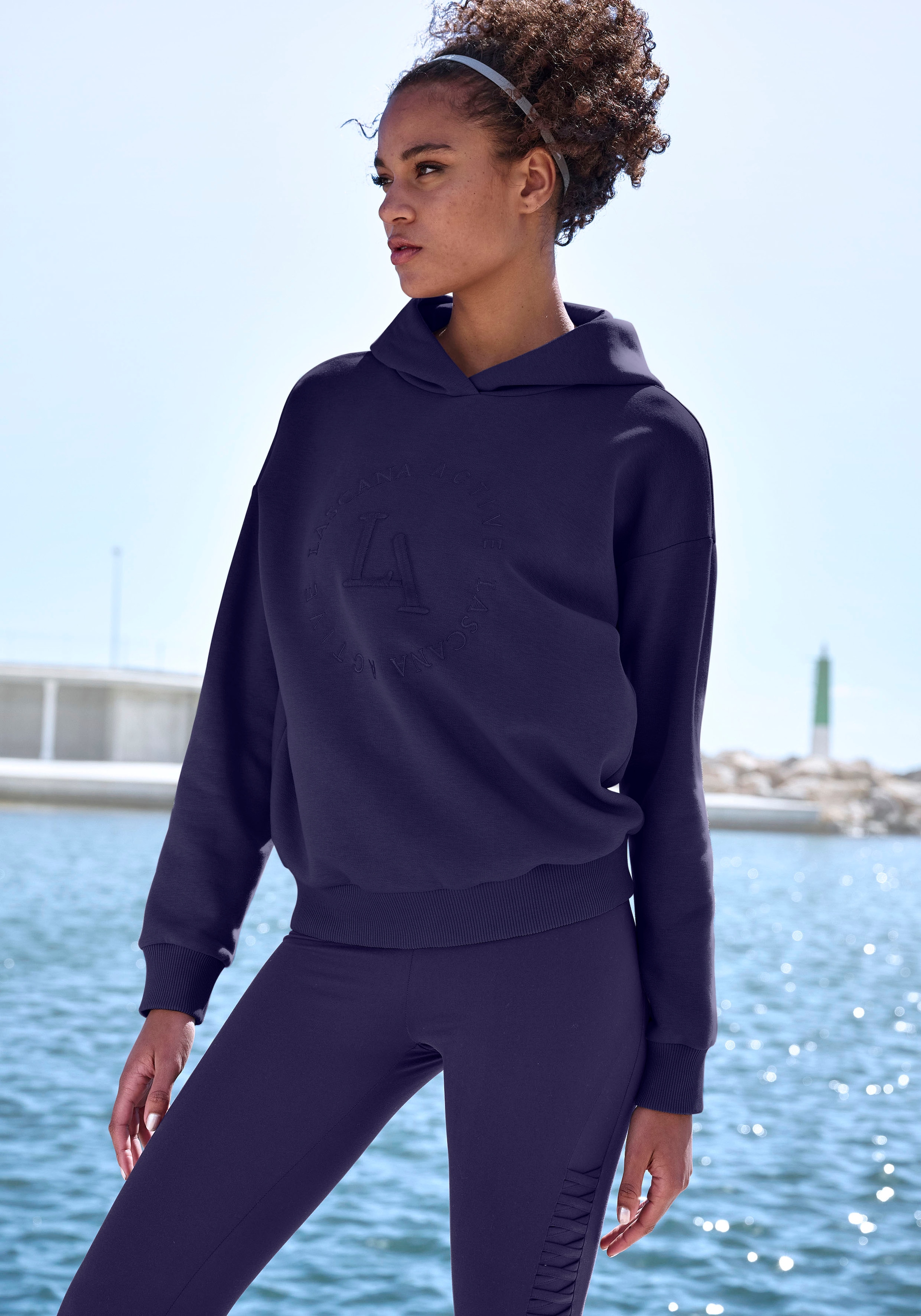 LASCANA ACTIVE Kapuzensweatshirt, Performance Hoodie mit runder Logostickerei und weichen Rippbündchen