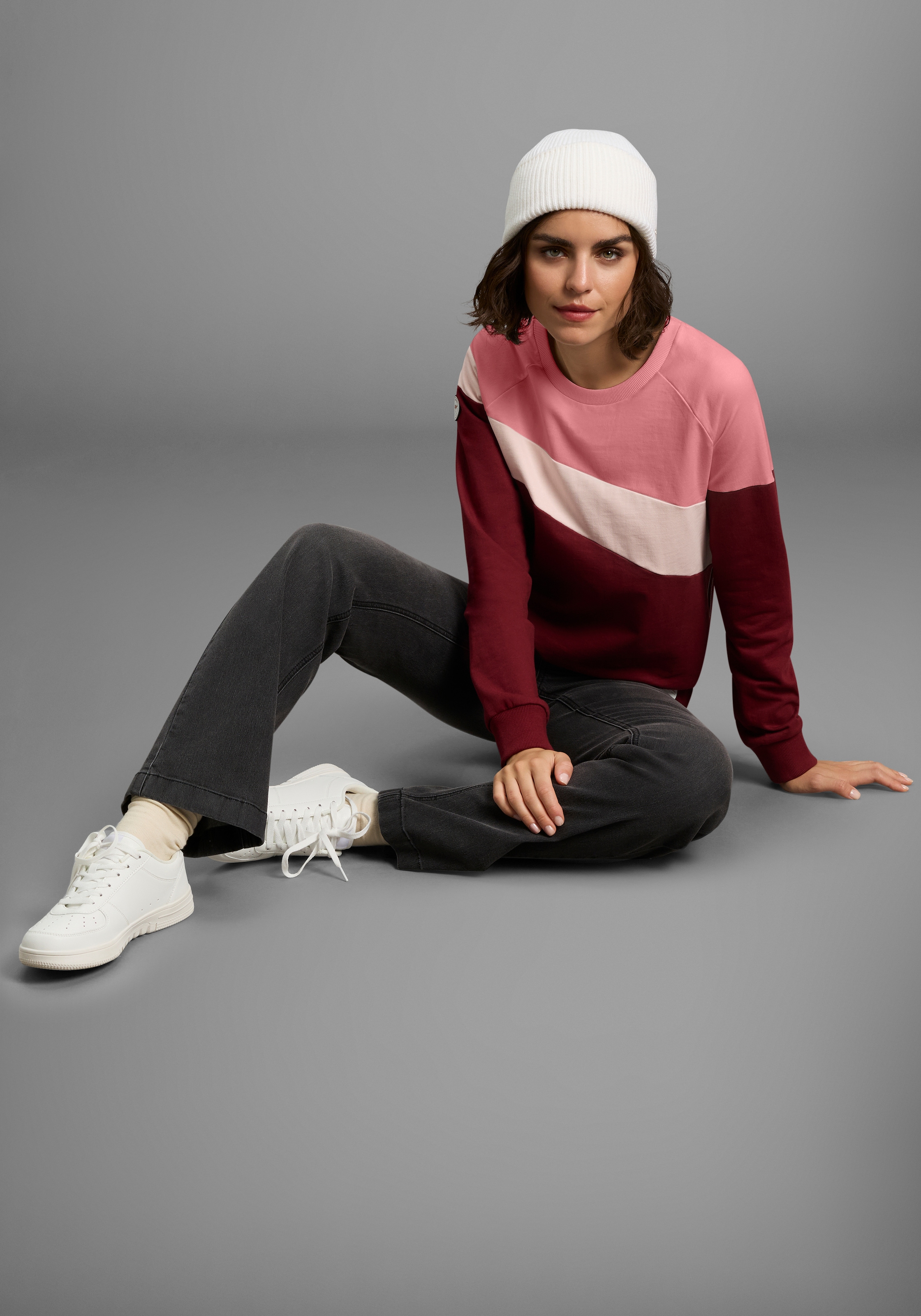 KangaROOS Sweatshirt , im Colorblock Design mit süßen Details

