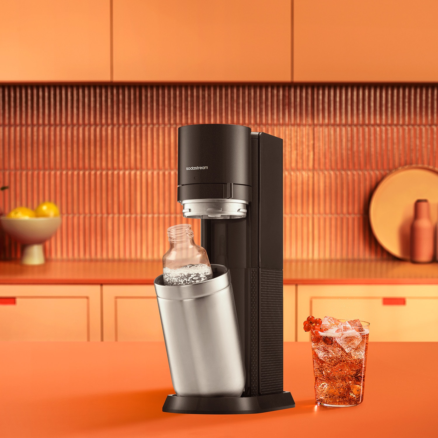 SodaStream Wassersprudler »SodaStream DUO, titan, mit 3 Flaschen, 1 CO2-Zylinder und 2 Sirups« 1x Glasfl. 1L, 1x Kunststofffl. 1L, 1x Fizz&go COOL storm 0,9L