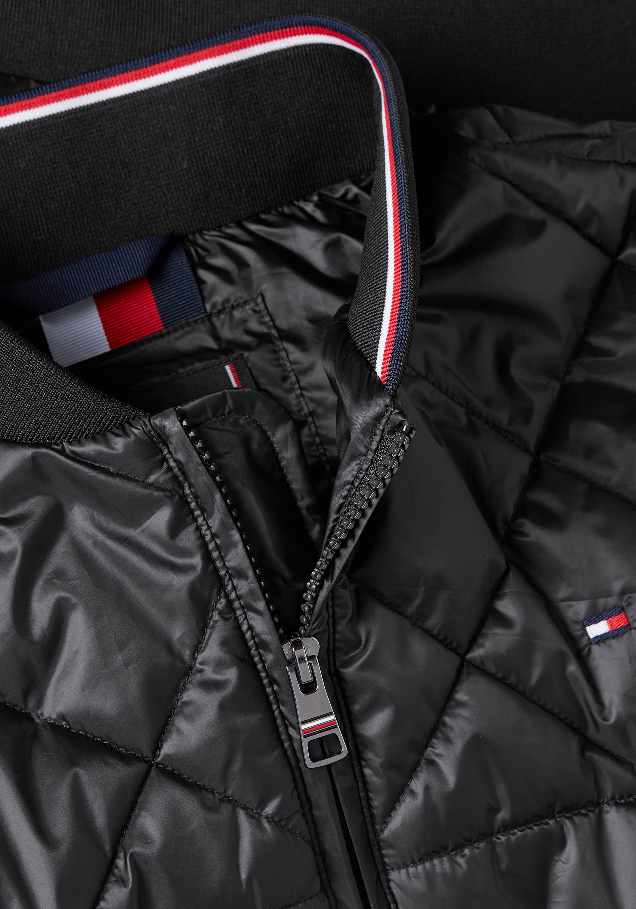 Tommy Hilfiger Bomberjacke »PACKABLE RECYCLED BOMBER«, mit dezenten Farbeinsätzen in Labelfarben