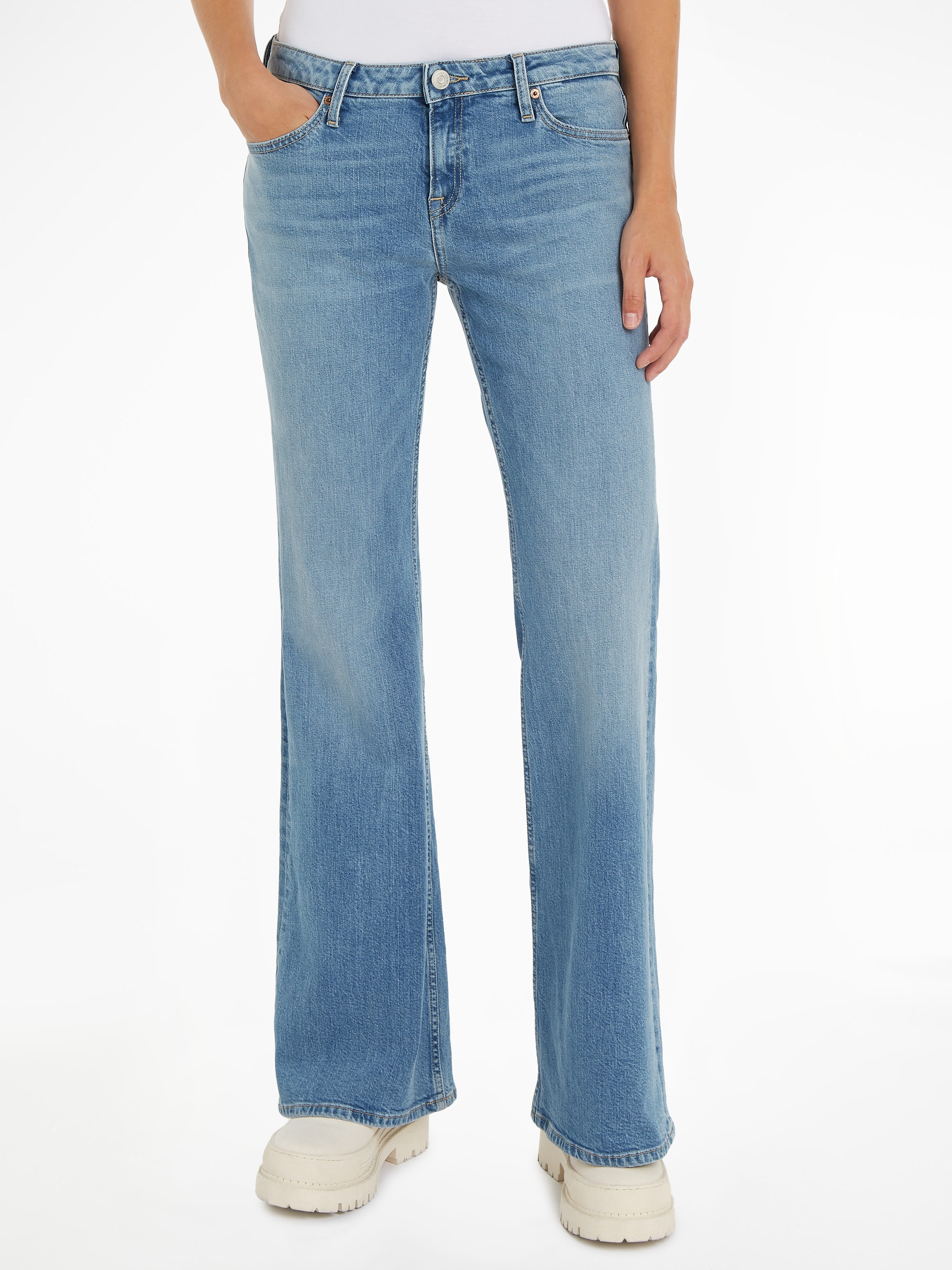 Tommy Jeans Bequeme Jeans »Sophie Low Wais Flare Wide«, mit Ledermarkenlabel
