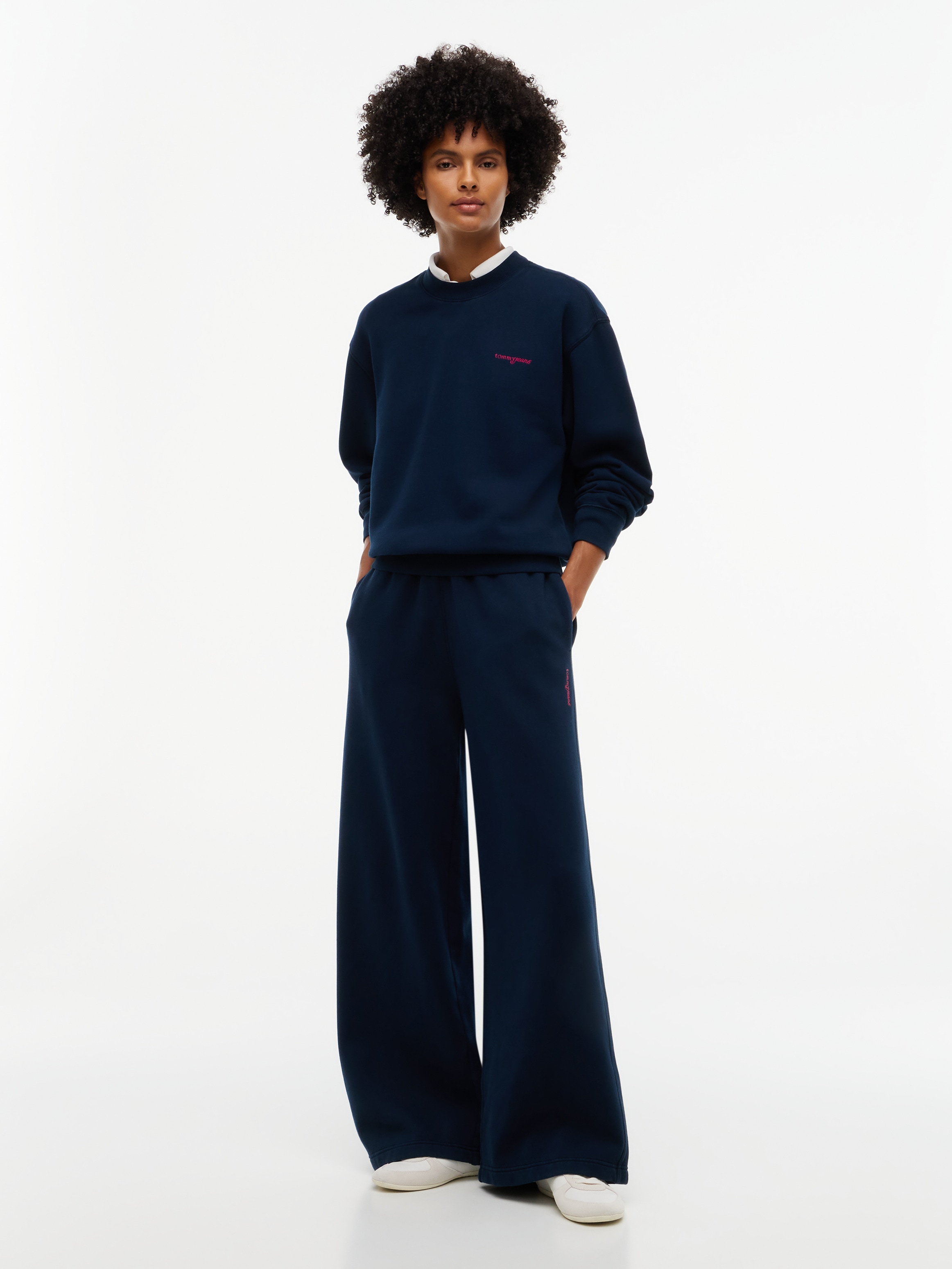 Tommy Jeans Sweathose »TJW WIDE LEG SCRIPT SWEATPANTS«  Baumwollmischung, lässig geschnitten