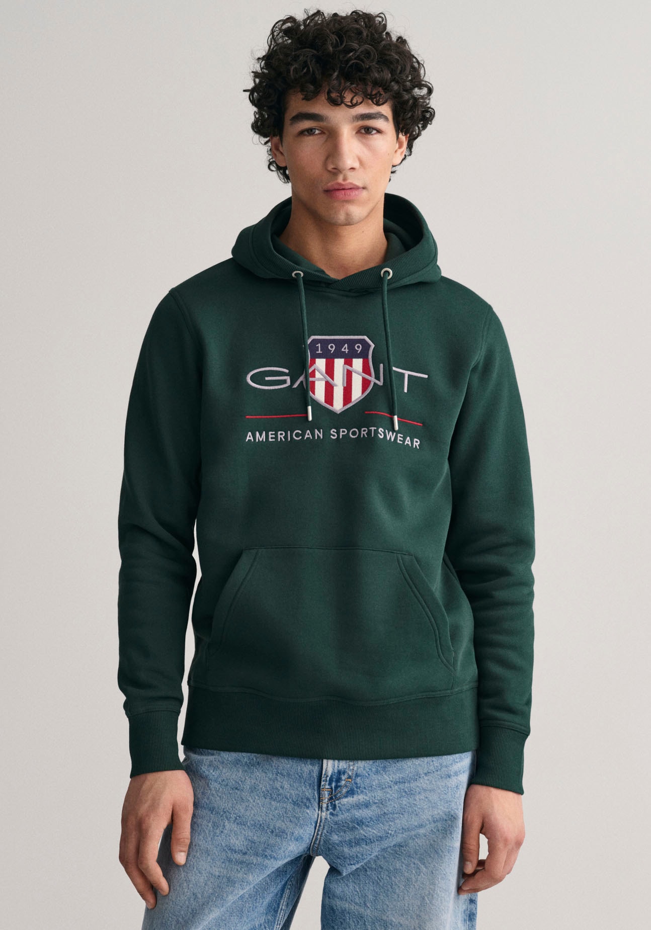 Gant Hoodie »REG Logostickerei modischer bei Brust SHIELD auf ARCHIVE online HOODIE«, der mit