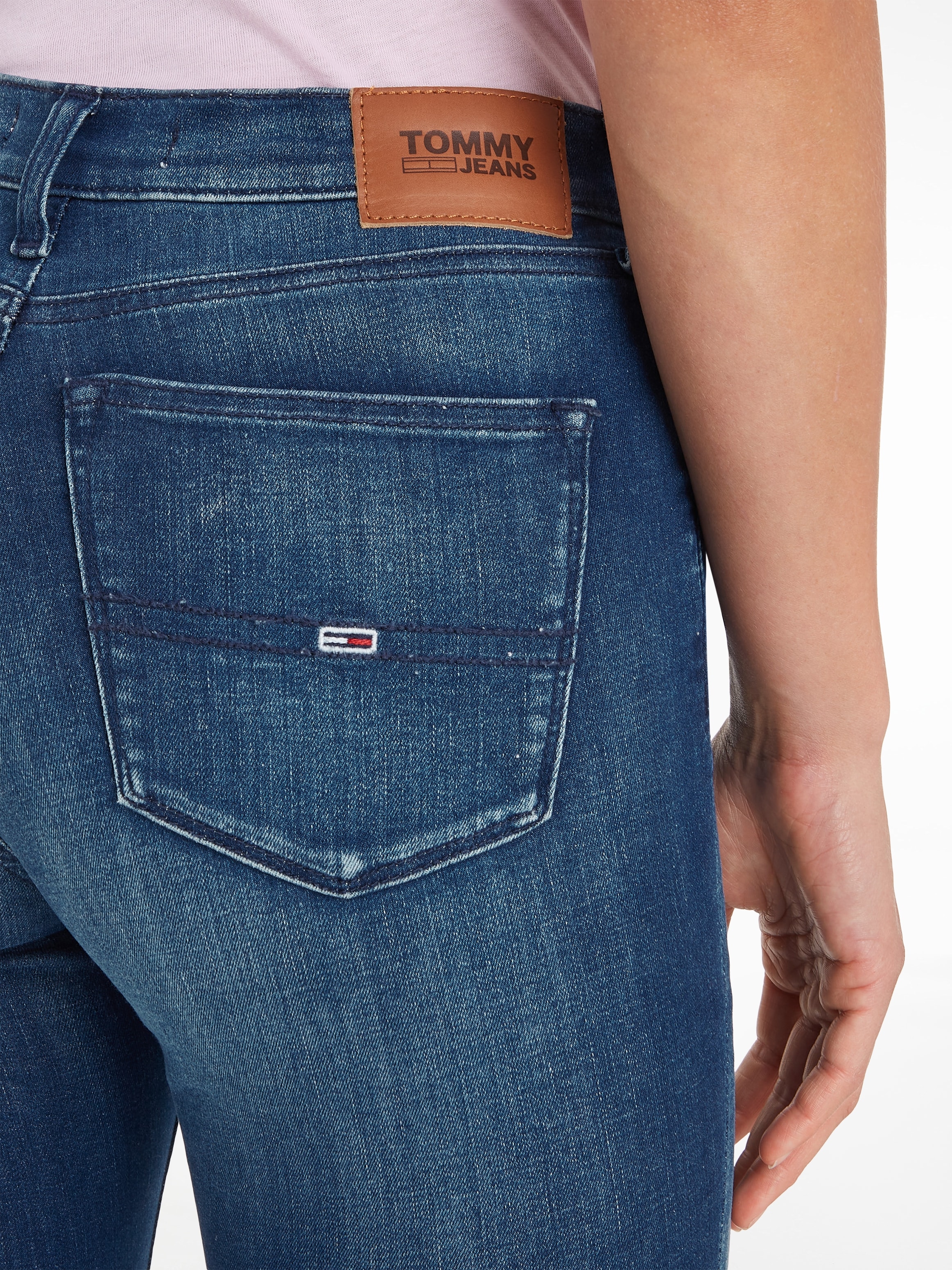 Tommy Jeans Skinny-fit-Jeans »Nora Mid Rise Skinny Fit« mit Tommy Jeans Logo-Badge & Stickereien
