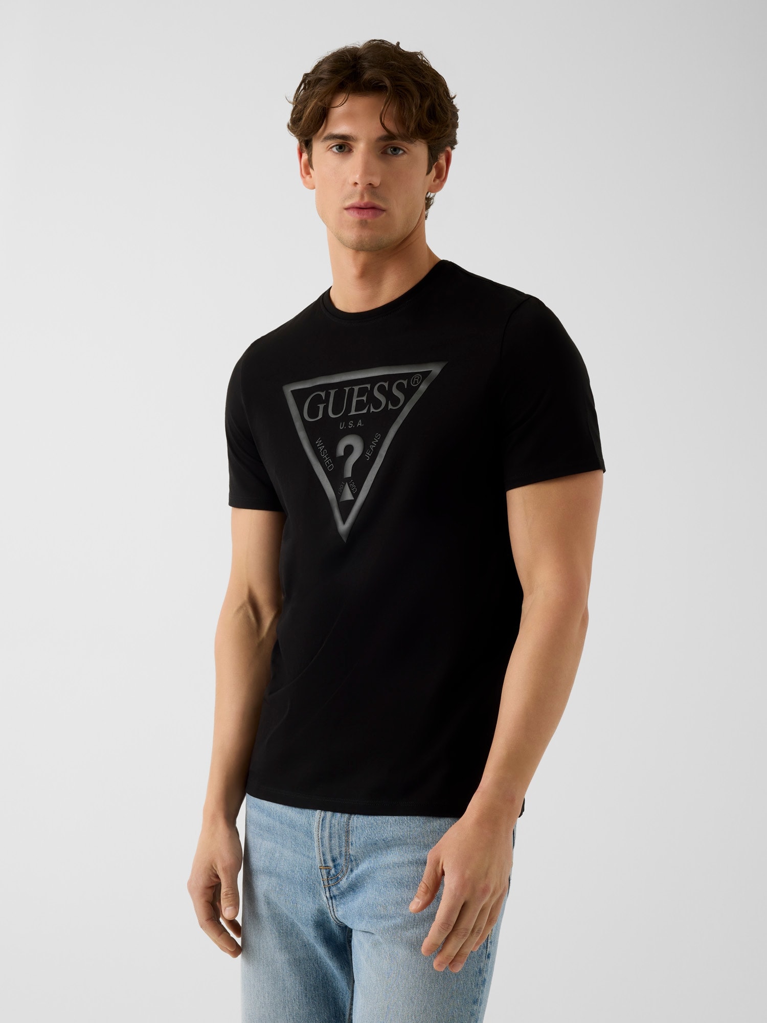 Guess T-Shirt »CN SS CORE TRIANGLE LOGO TEE« Rundhalsausschnitt, Slim Fit, reine Baumwolle