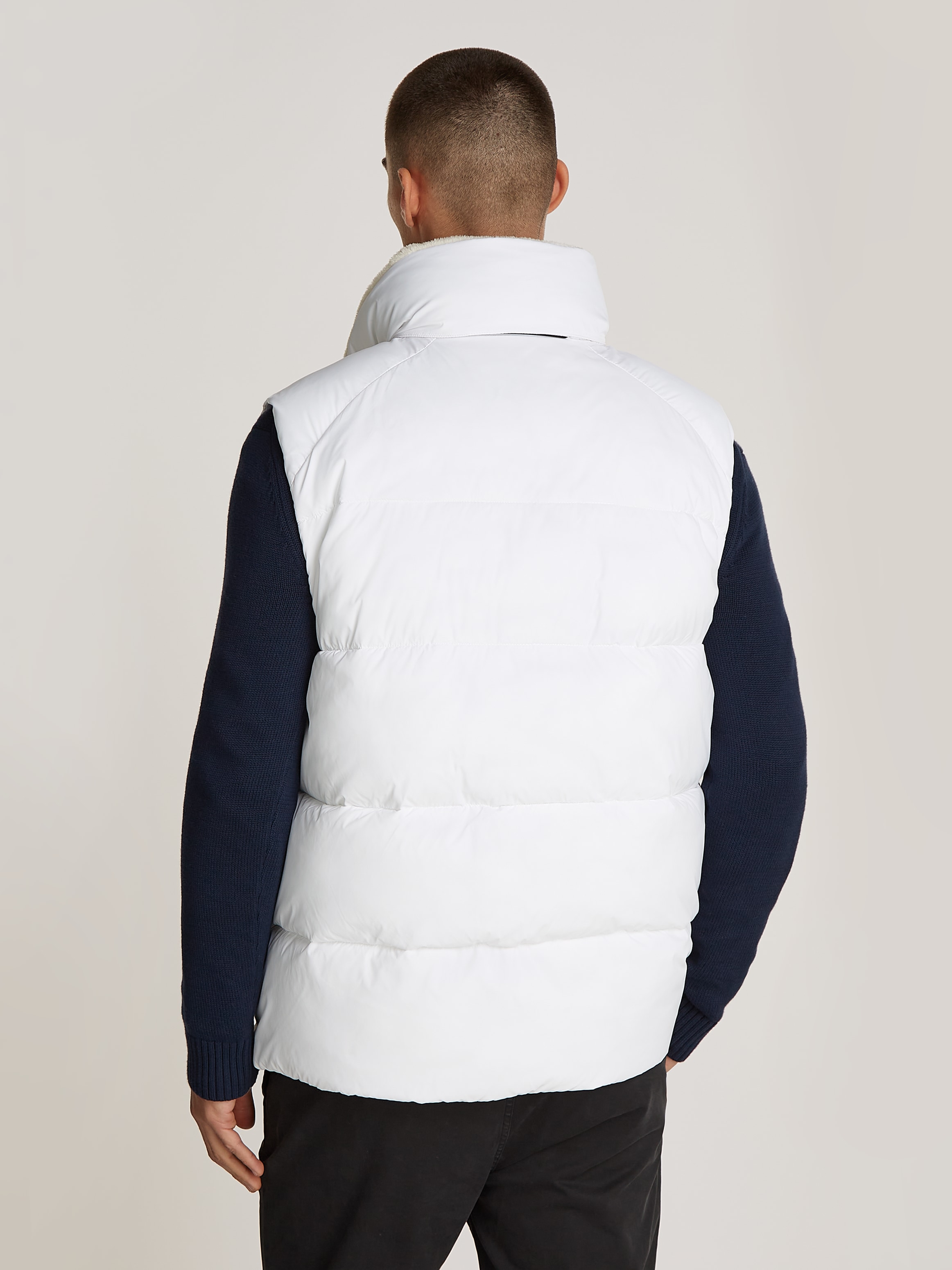 Tommy Jeans Steppweste »TJM POLY PUFFER VEST«, Kragen mit Fleece gefüttert, Markenlogo auf Brusthöhe