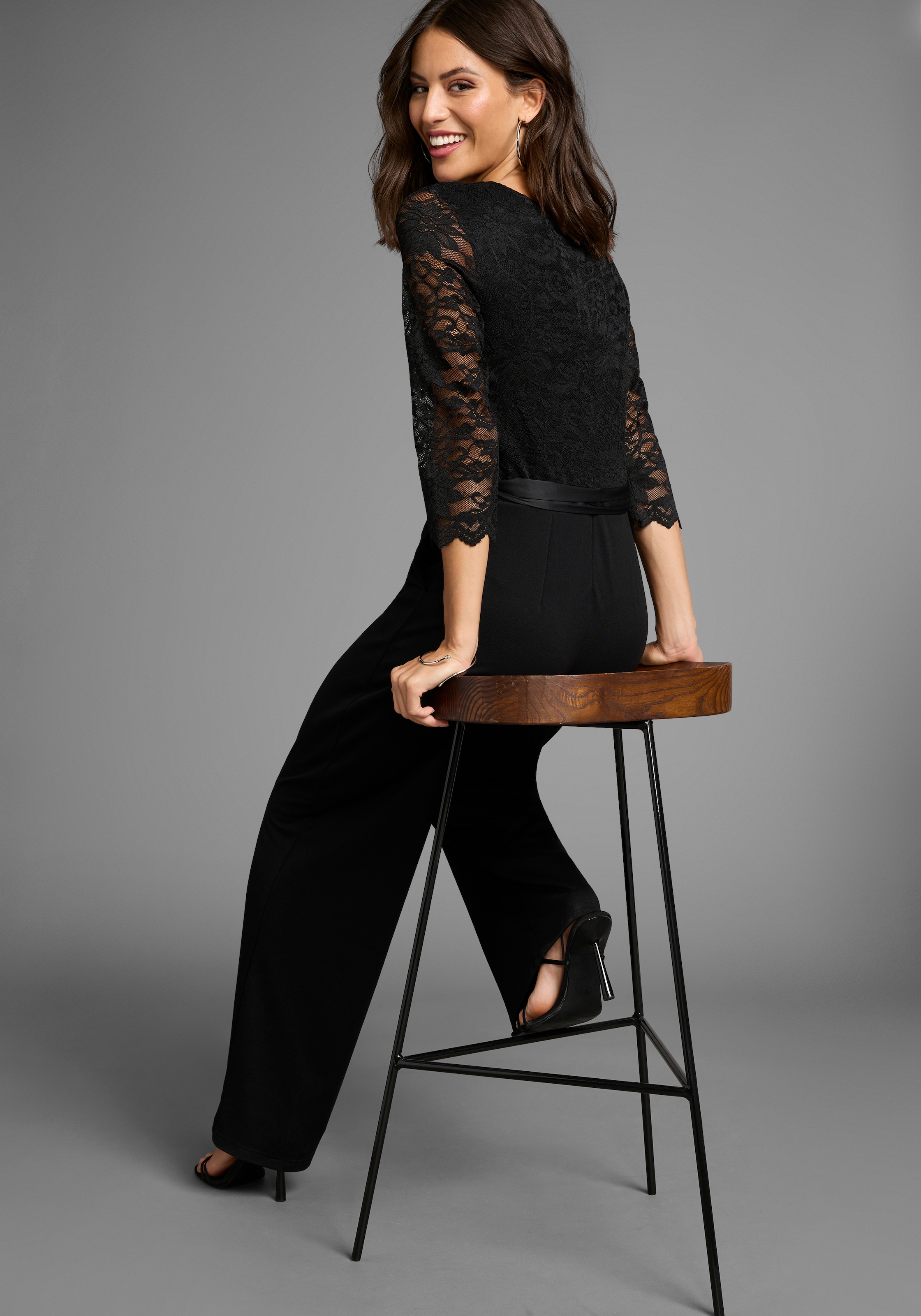 Laura Scott Jumpsuit, mit Spitzenoberteil und Satin-Bindegürtel