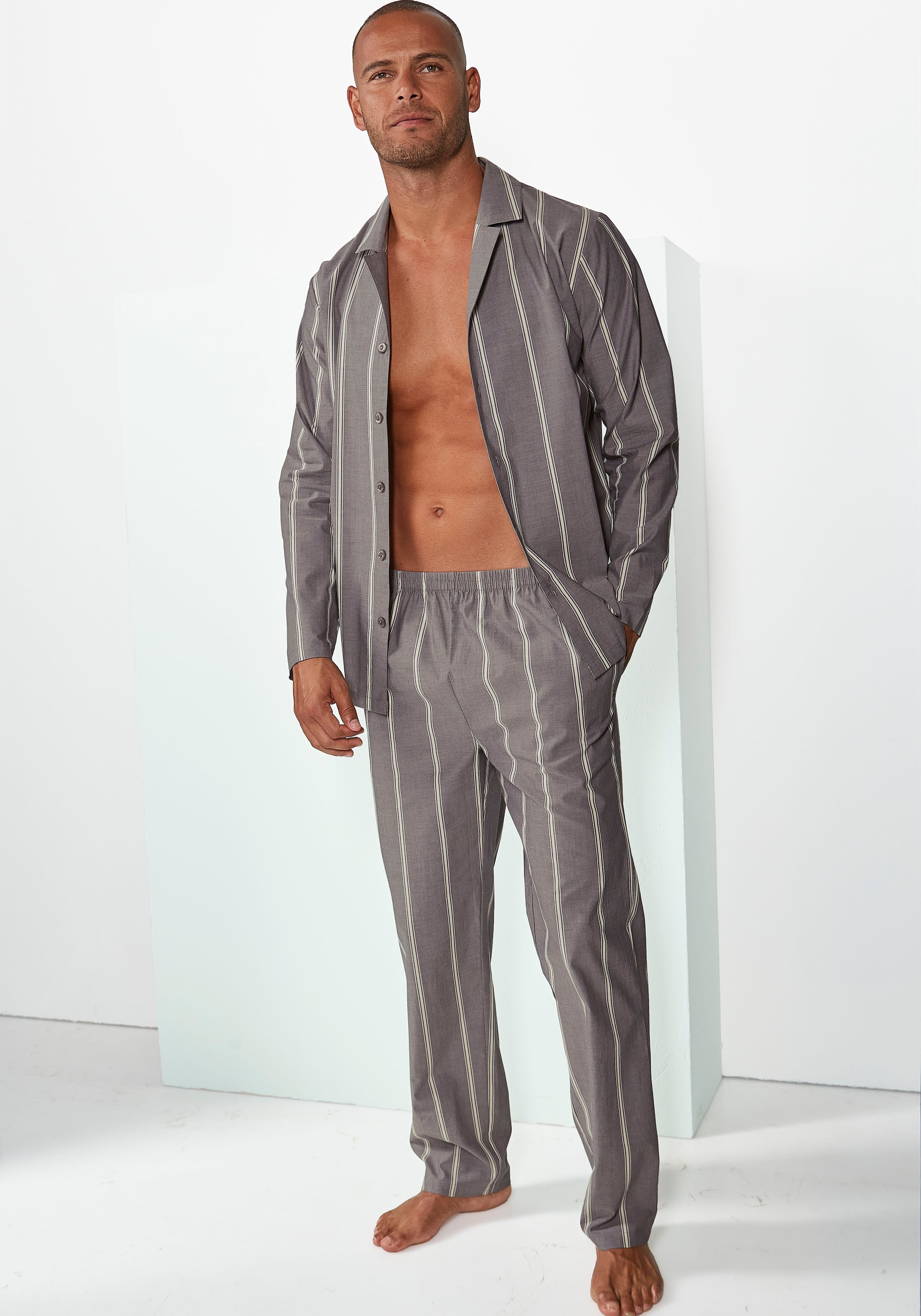 s.Oliver Pyjama, (2 tlg., 1 Stück), Schlafanzug mit Streifen und modischem Reverskragen