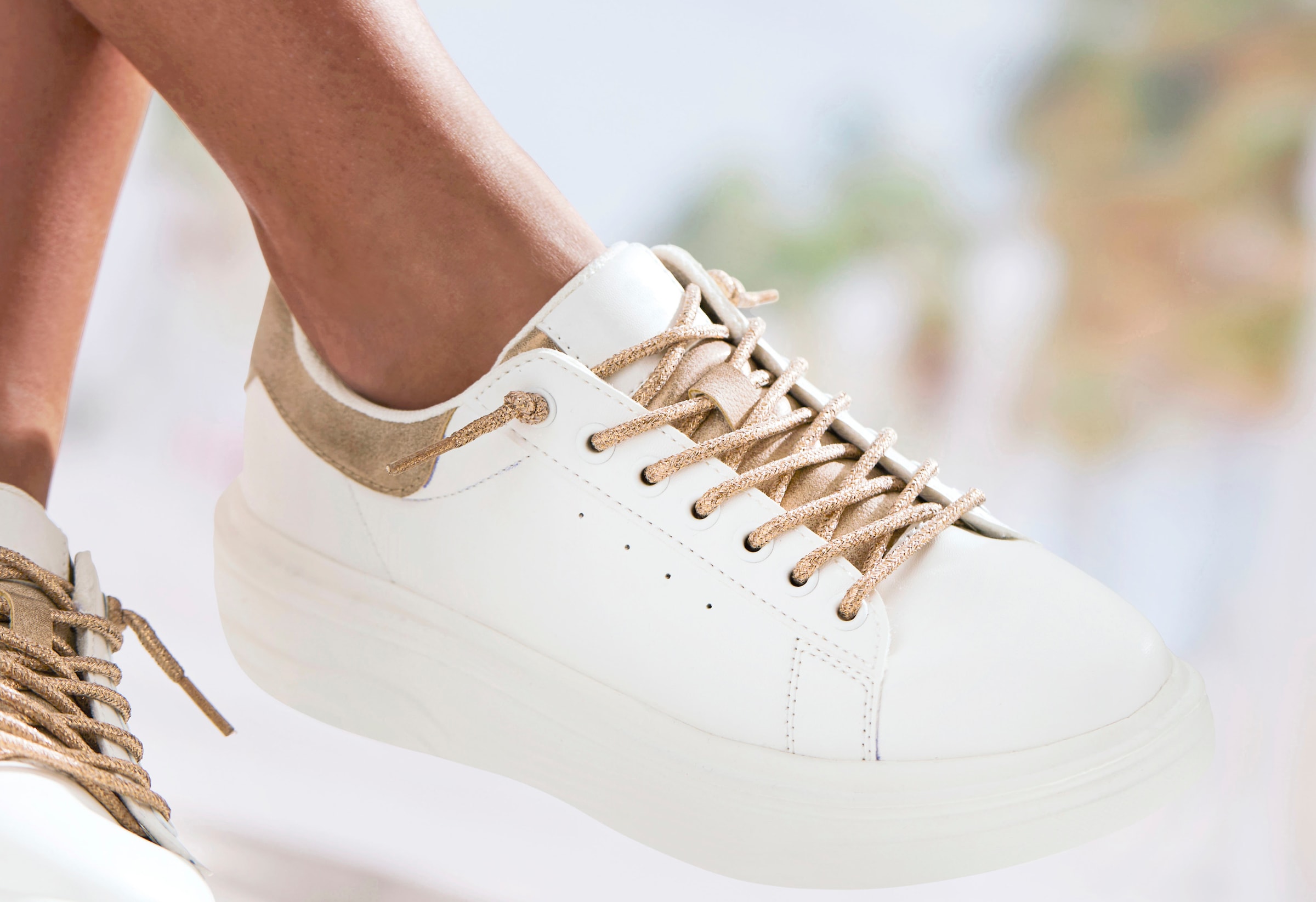 LASCANA Sneaker »Freizeitschuhe,«, mit Metallicdetails und elastischen Schnürbändern VEGAN