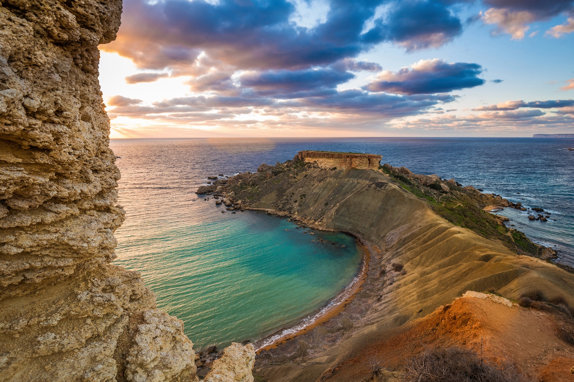 Papermoon Fototapete »GNEJNA BUCHT-MALTA STRAND KLIPPEN KÜSTE BLUMEN GEBIRG günstig online kaufen