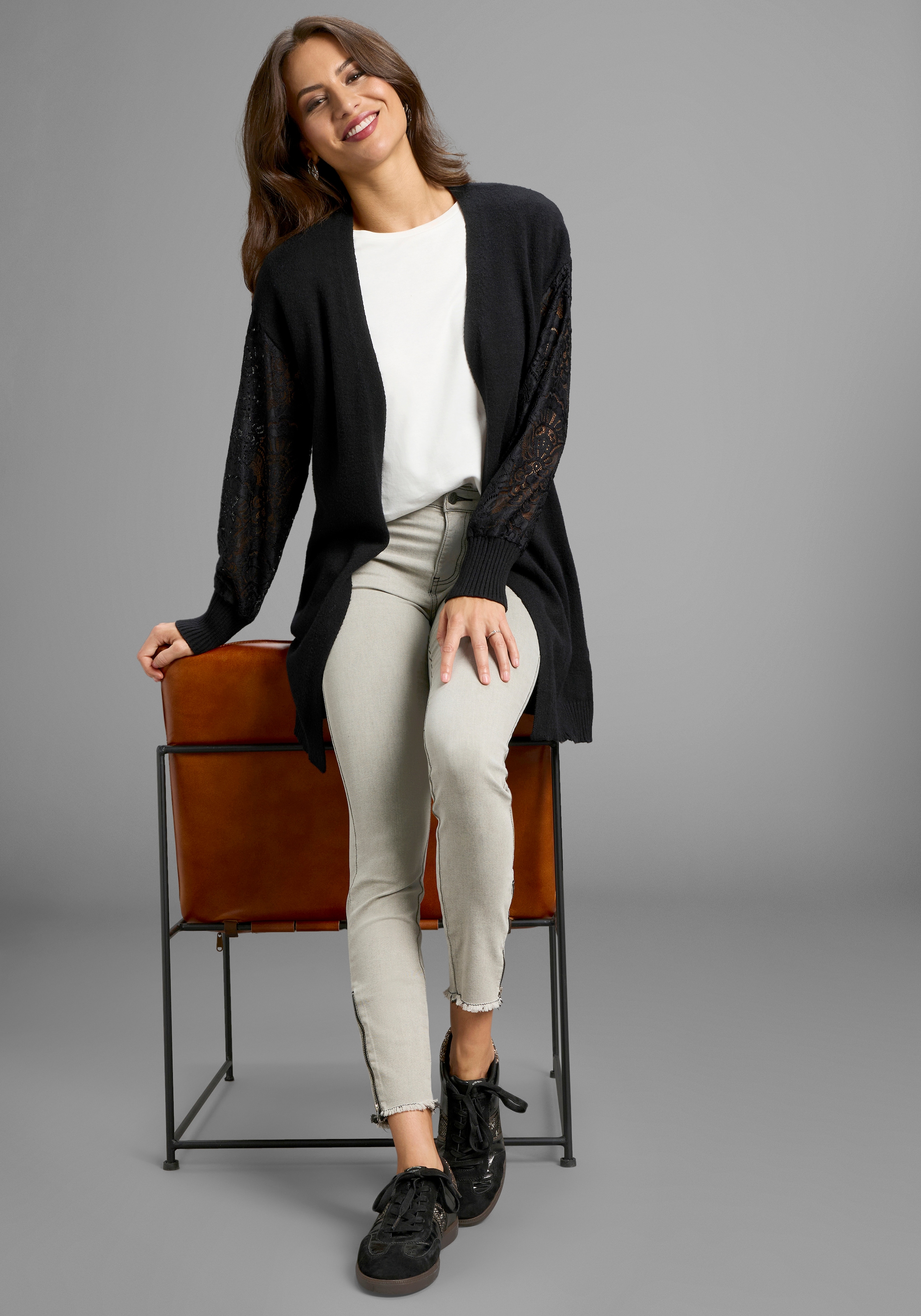 Laura Scott Strickjacke kuscheliger Winterstrick mit femininen Spitzenärmeln - NEUE KOLLEKTION