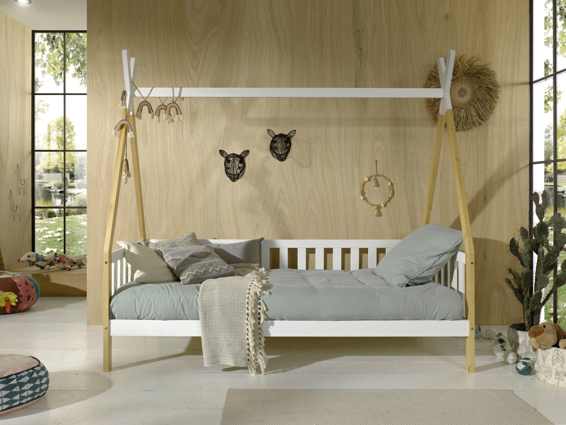 Vipack Kinderbett »Tipi, mit Querstange in Zelt-Optik, Kiefer massiv«, (B/H/T ca. 206x185,1x96cm, seitliche Sprossenumrandung), inklusive Rolllattenrost und wahlweise mit Bettschublade