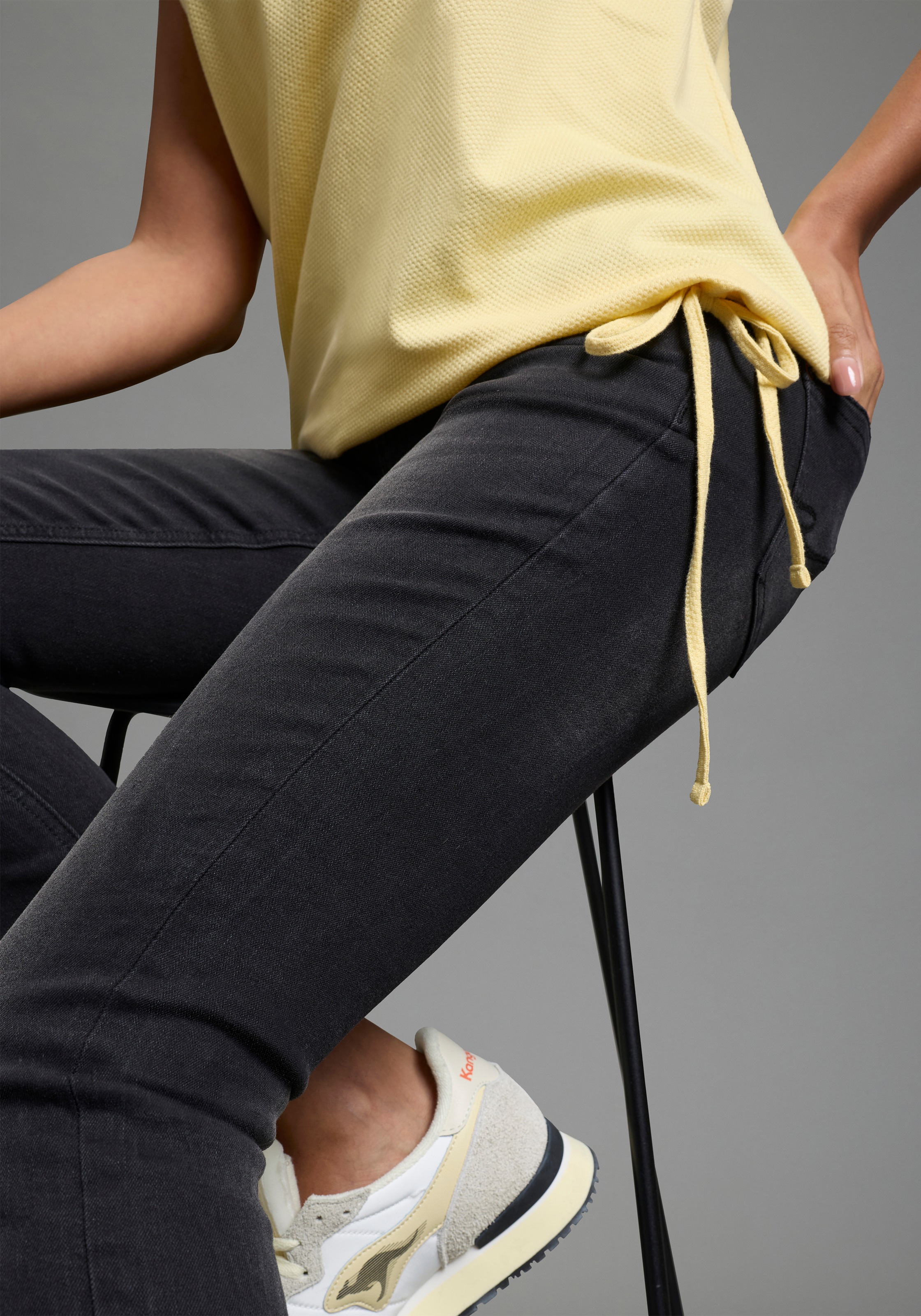 Flashlights T-Shirt figurumspielende Passform, mit Kordelzug am Rumpfabschluss