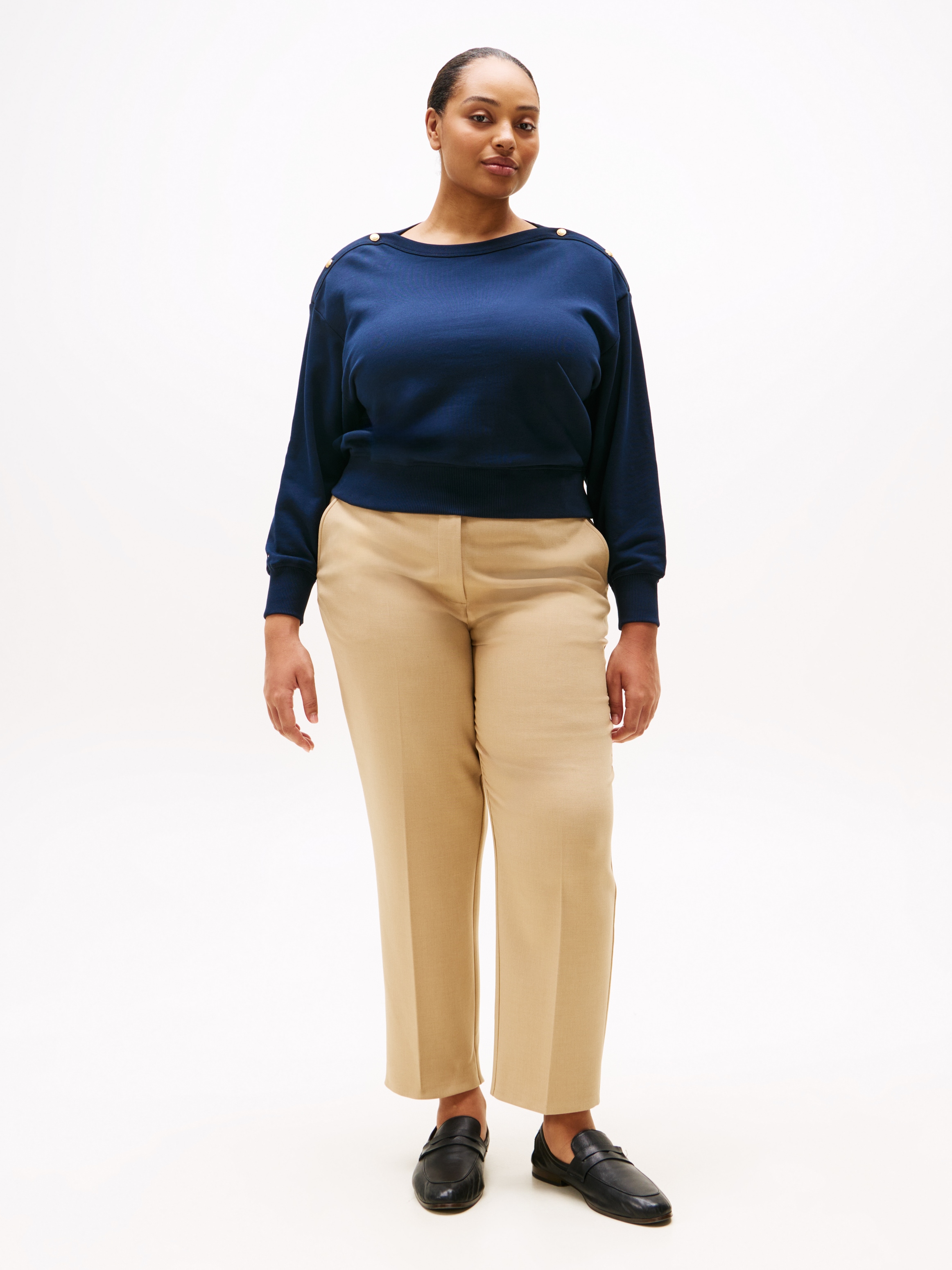 Tommy Hilfiger Curve Sweatshirt »CRV GOLD BTN BOAT-NK SWTSHRT«, in Großen Größen, mit goldfarbenem Knopf, U-Boot Ausschnitt
