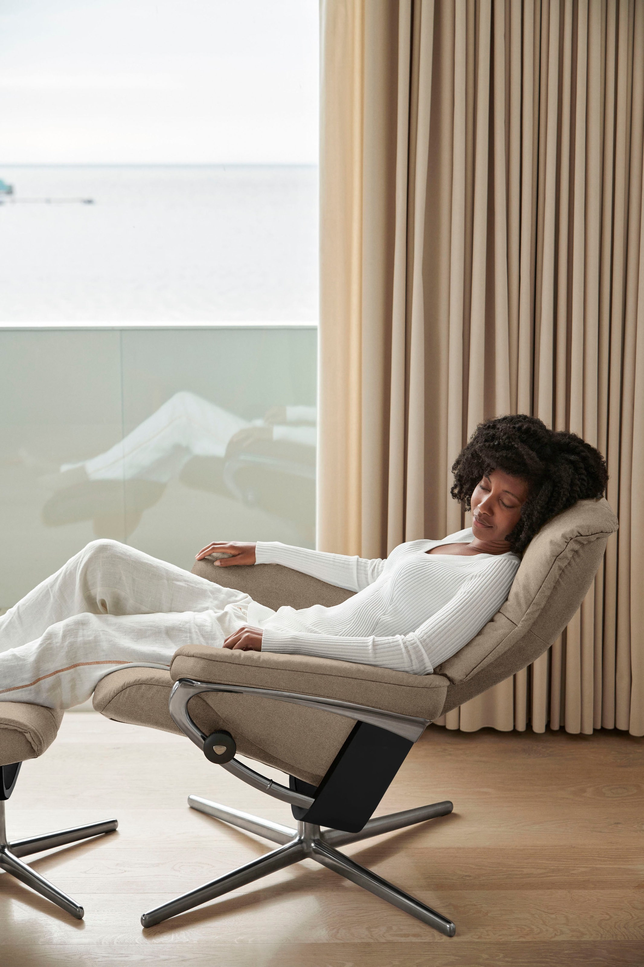 Stressless® Relaxsessel »Mayfair«, (Set, Relaxsessel mit Hocker), mit Hocker, mit Cross Base, Größe S, M & L, Holzakzent Schwarz