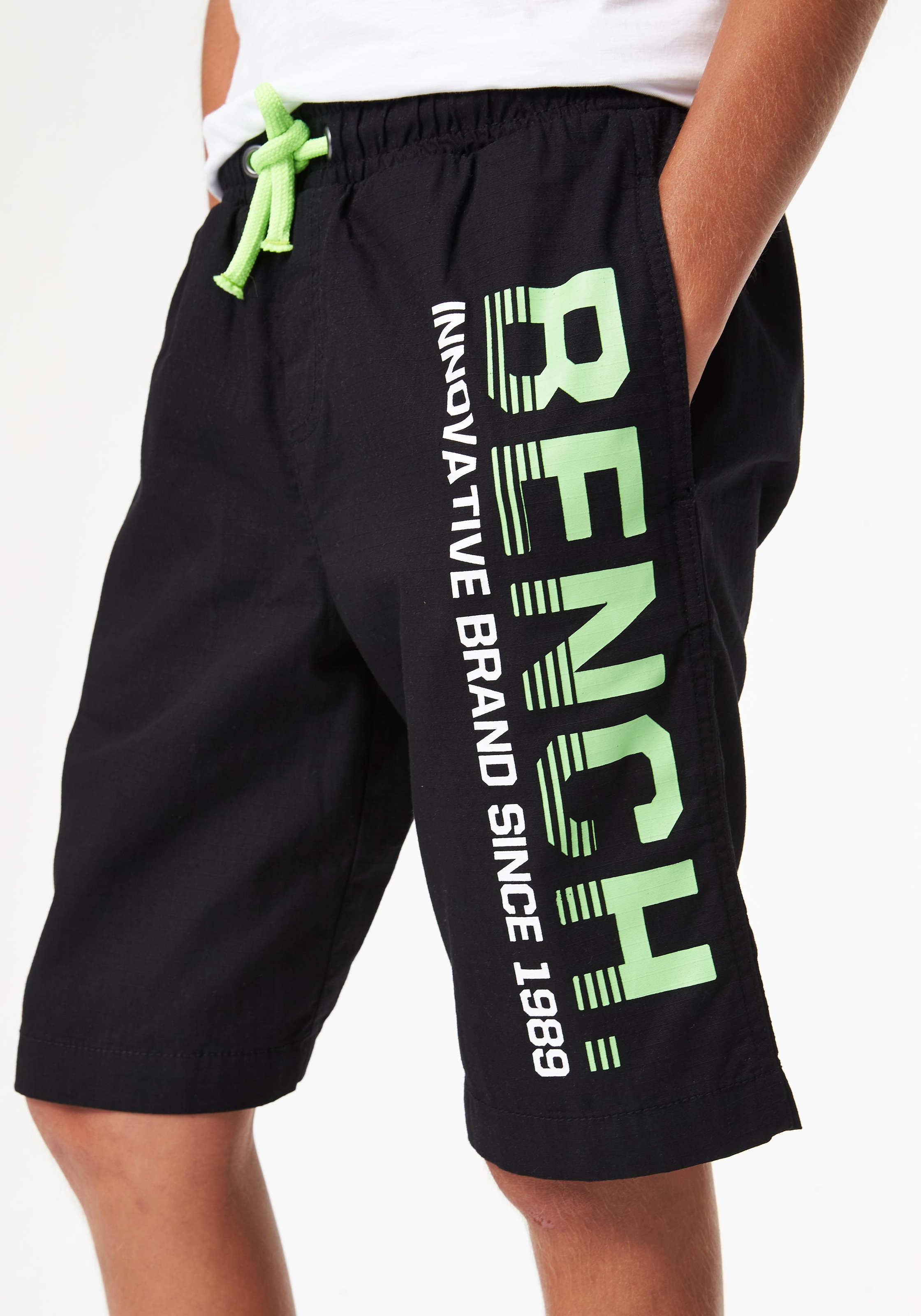 3. Bild von Bench. Bermudas, mit Nahttaschen und Druck
