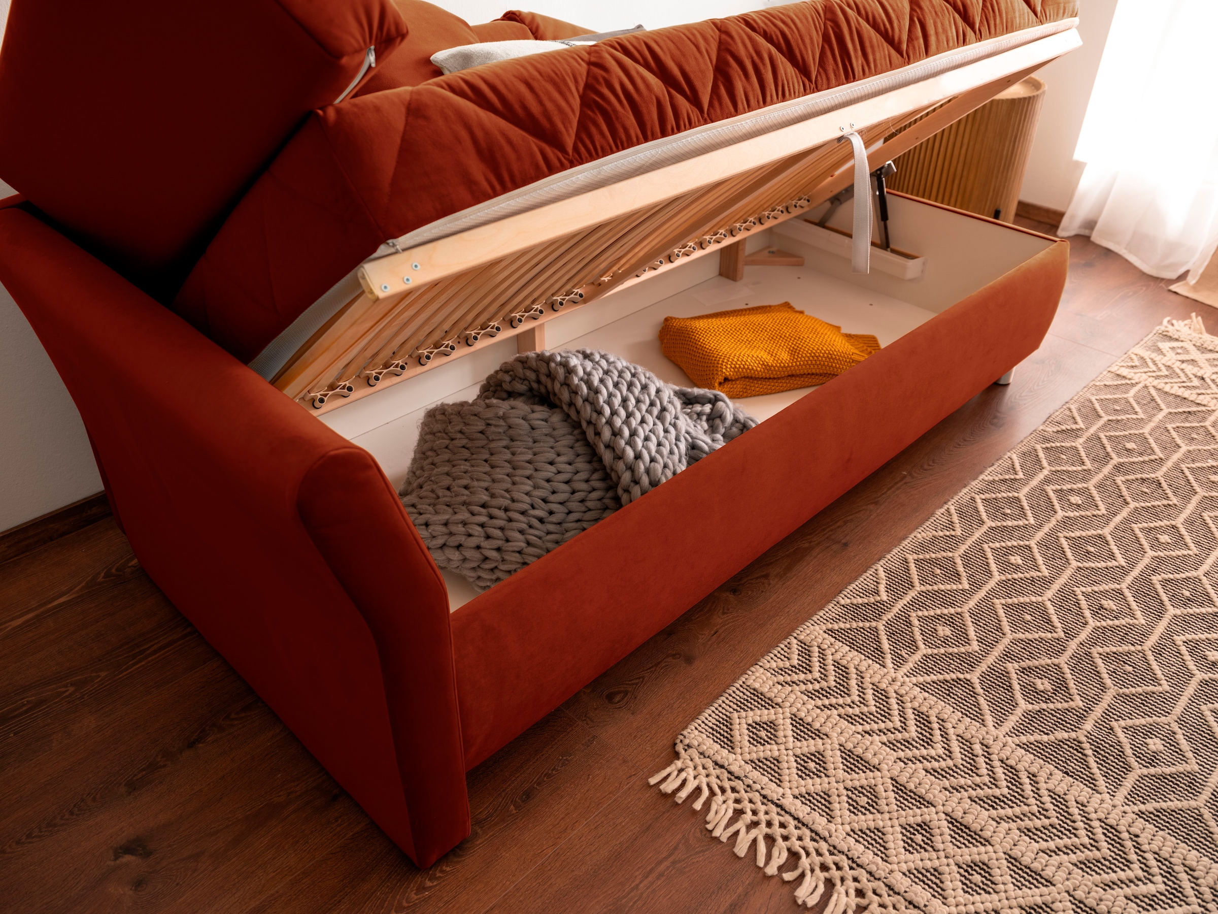 alina Schlafsofa »Lindsay«, Bettkasten, Zierkissen-Set aus: 2 Stk. 40x40cm, 1 Stk. 30x30cm