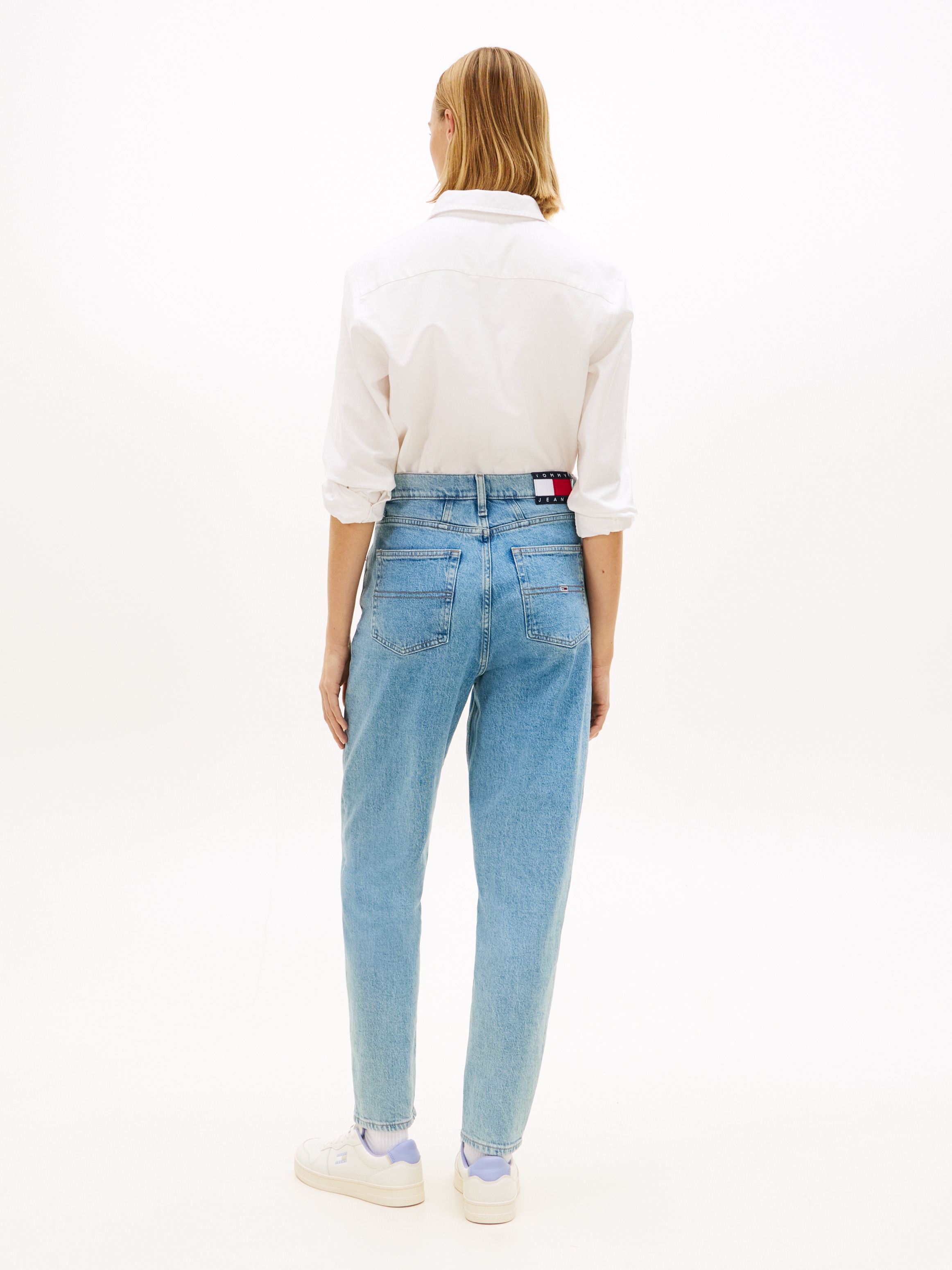 Tommy Jeans Tapered-fit-Jeans »High waist - Mom-Jeans Tapered« Mit Tommy Hilfiger Logo-Flag auf der Gesäßtasche