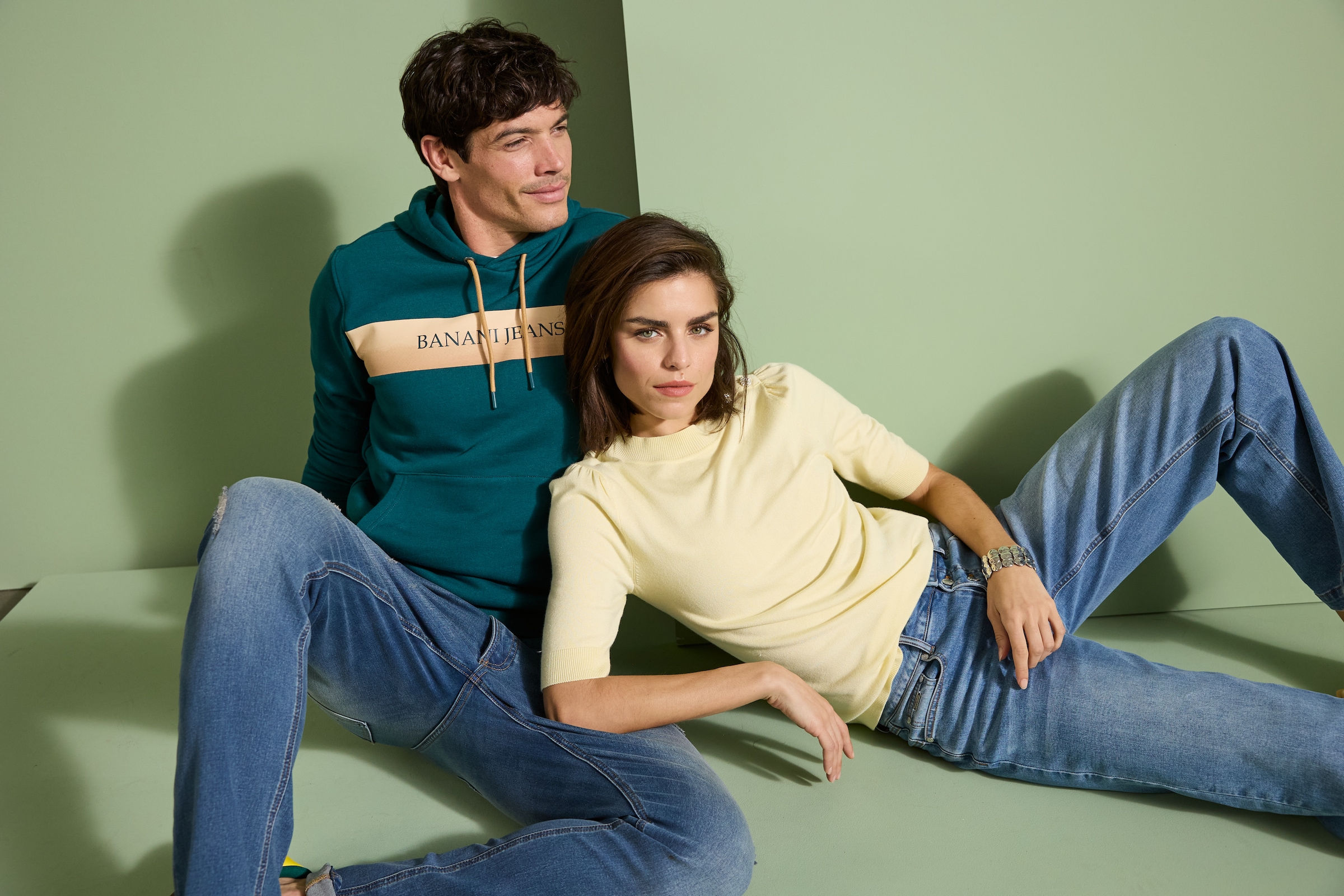 Bruno Banani Kapuzensweatshirt , mit Kapuze und Kordelzügen, mit Kängurutasche, schmale Passform
