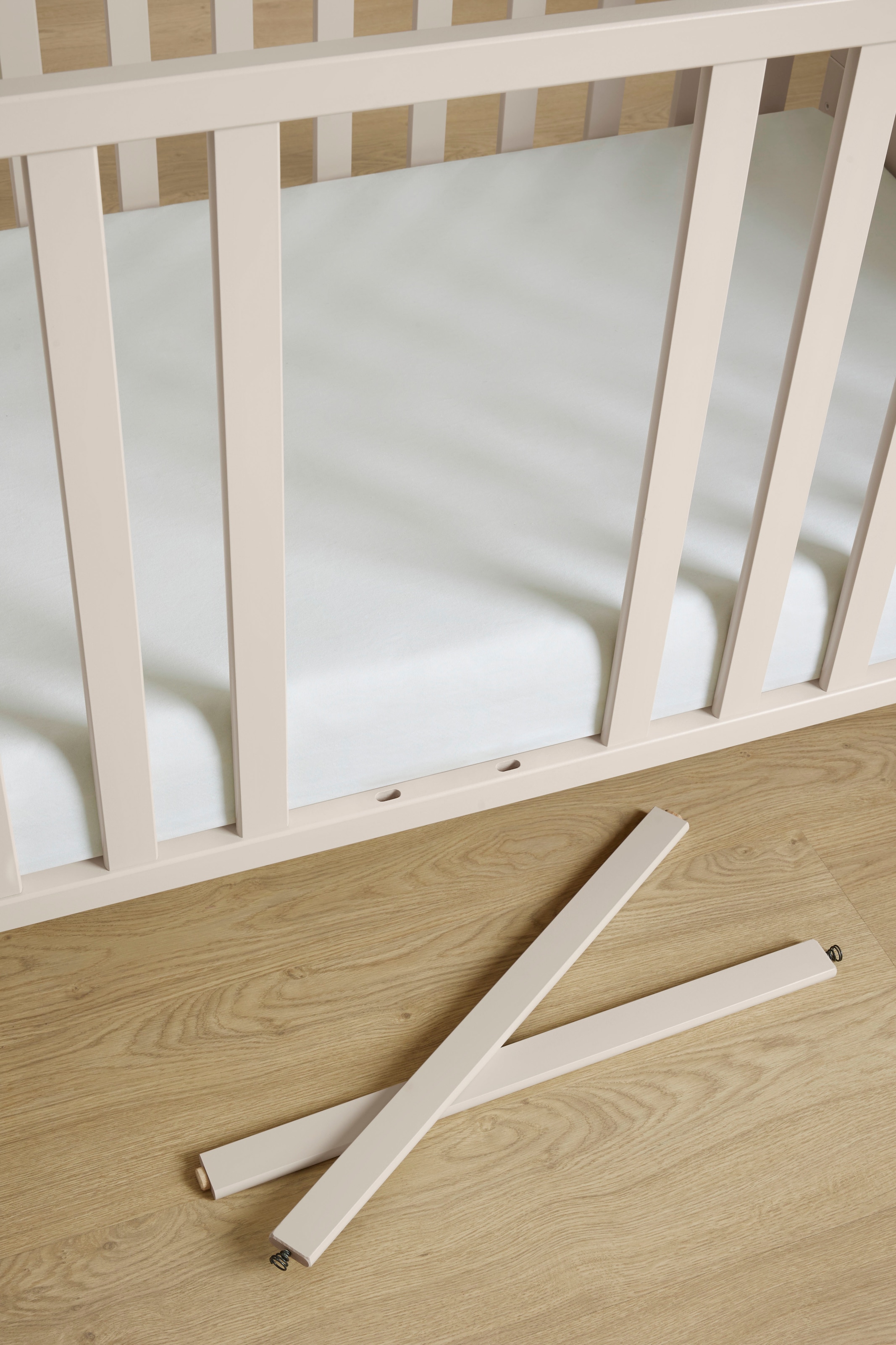 PAIDI Babybett »STIENE 70x140cm in Beige oder Grau, umbaubares Bett mit Massivholz« Gitterbett 4-fach höhenverstellbar, entnehmbare Sprossen, Kinderbett