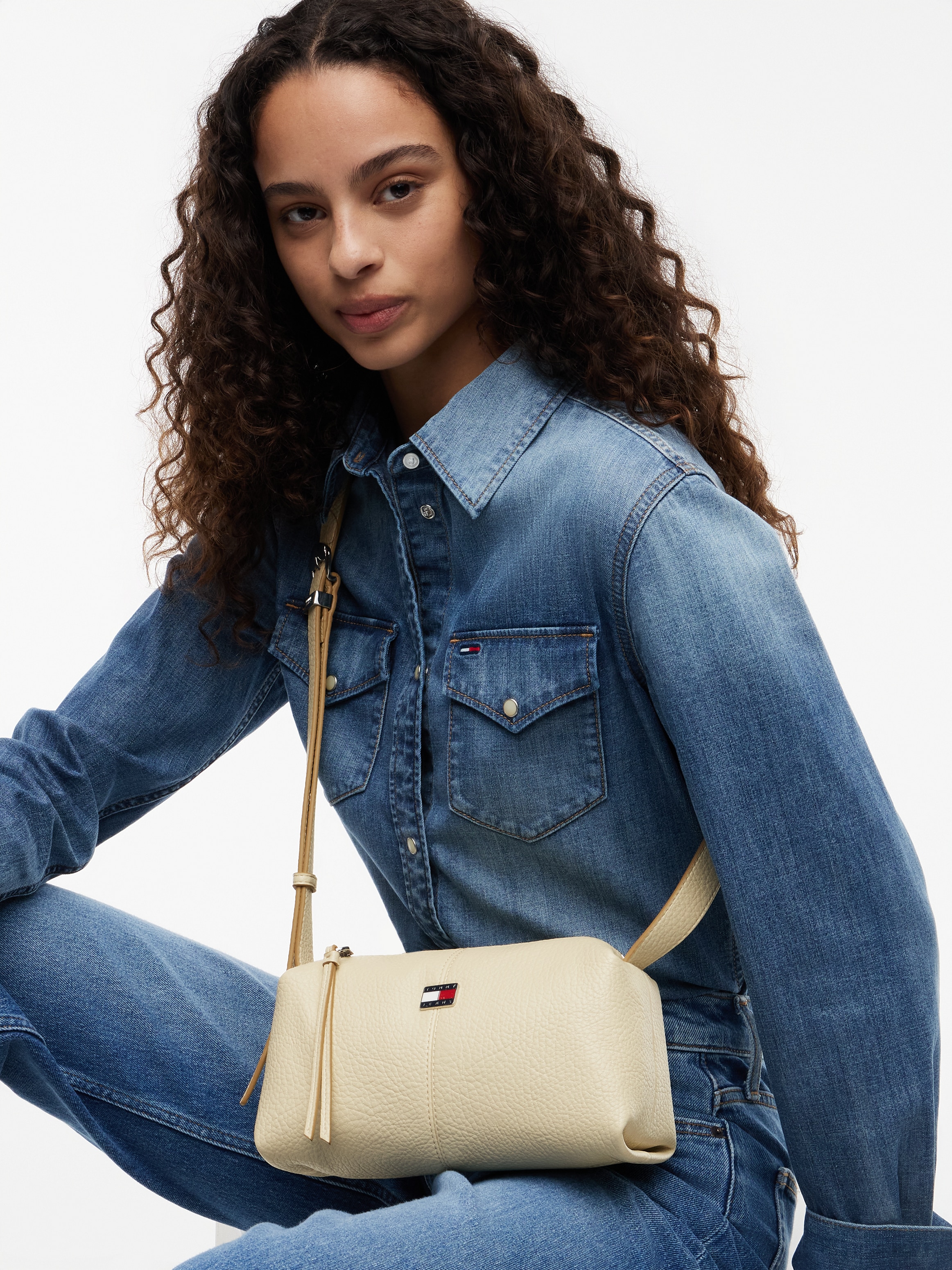 Tommy Jeans Umhängetasche »TJW SLOUCHY CITY CAMERA BAG« Unisex Schultertasche, Kamerabag mit Logoflaggen-Emblem