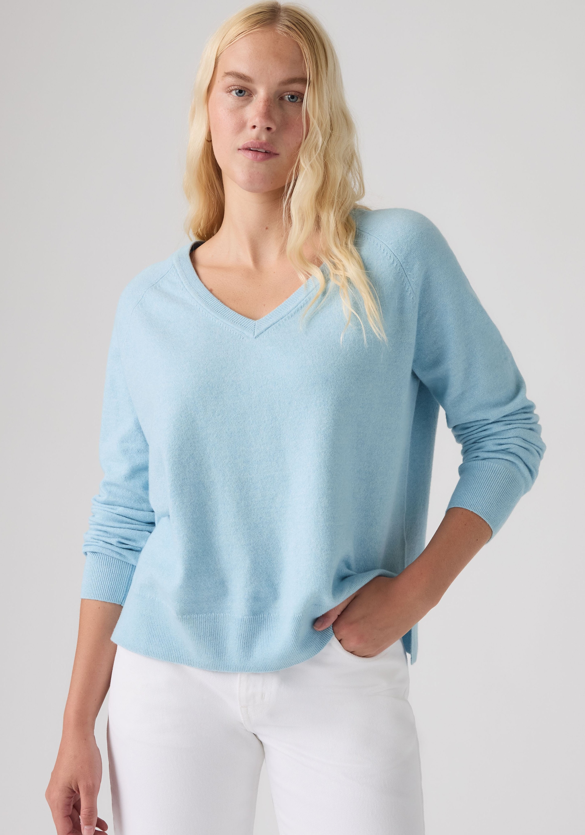 Levi's® V-Ausschnitt-Pullover »SUPER SOFT VNECK PULLOVER« im Bund beidseitig mit kurzem Schlitz