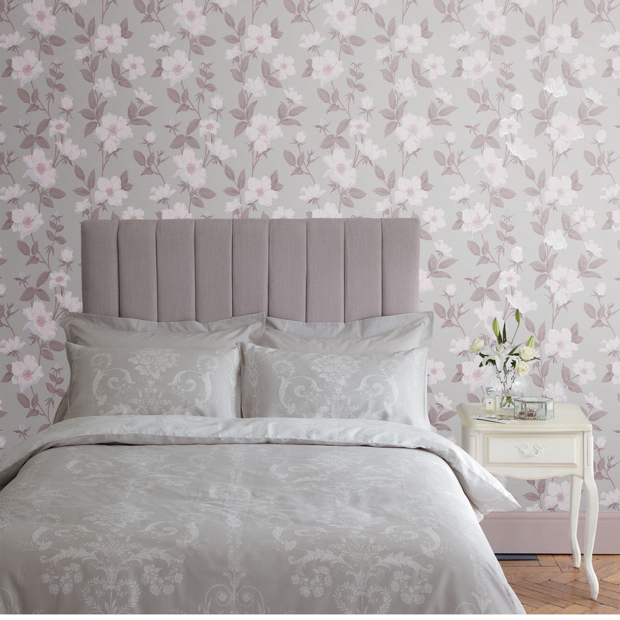 LAURA ASHLEY Vliestapete »Laura Ashley Fleurir Sugared Violet Vliestapete«, geblümt, Laura Ashley Fleurir Sugared Violet Vliestapete