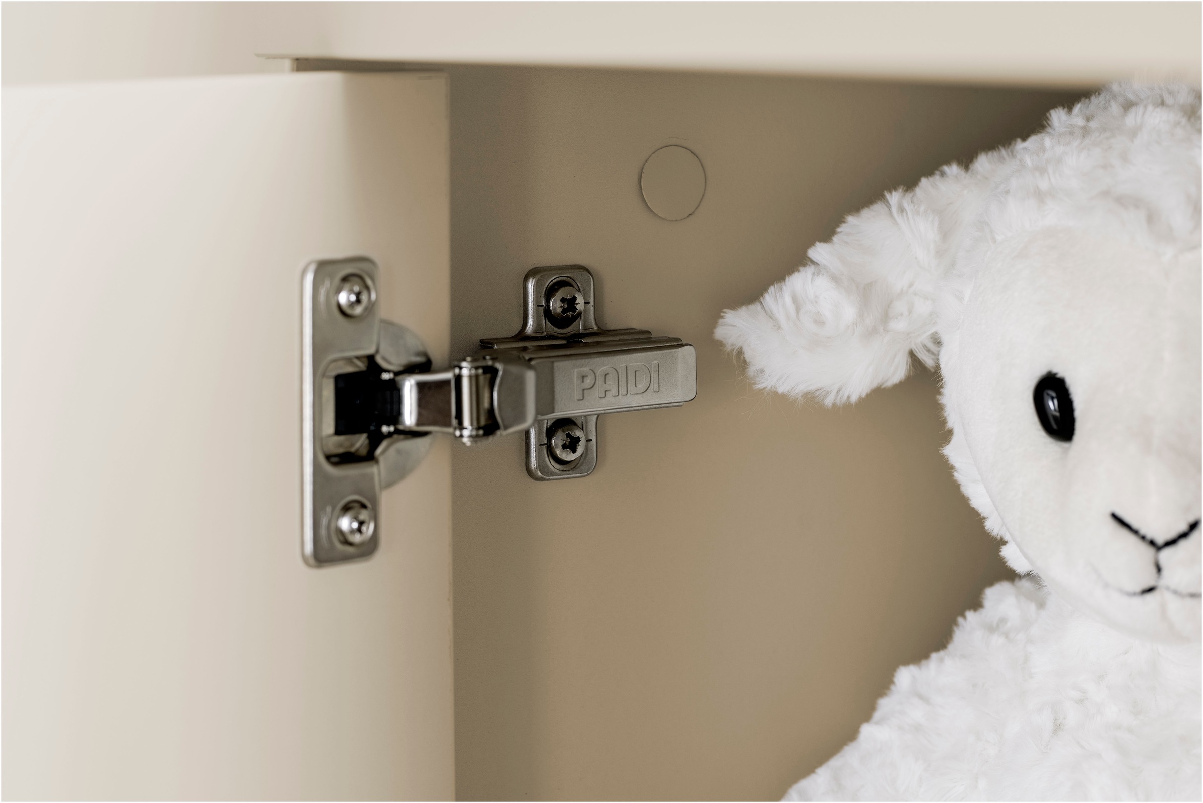 PAIDI Drehtürenschrank »EEFJE Kleiderschrank in modernem Design, Cashmere-Beige mit Groovy-Oak«, (B/H/T ca. 124x204x57cm) maximaler Stauraum), mit großer Schublade, Einlegeböden variabel, zwei Kleiderstangen