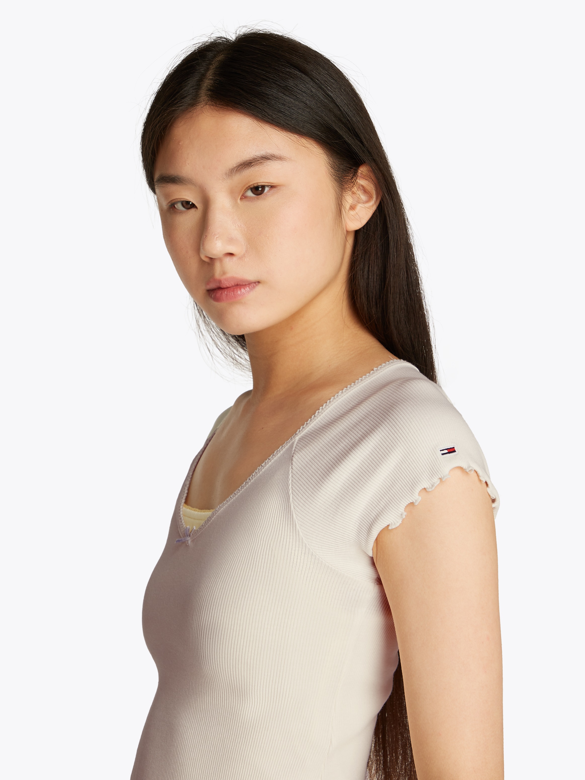 Tommy Jeans Kurzarmshirt »TJW SLIM VNECK GMD RIB SS«, mit Rollkanten, im femininen Stil