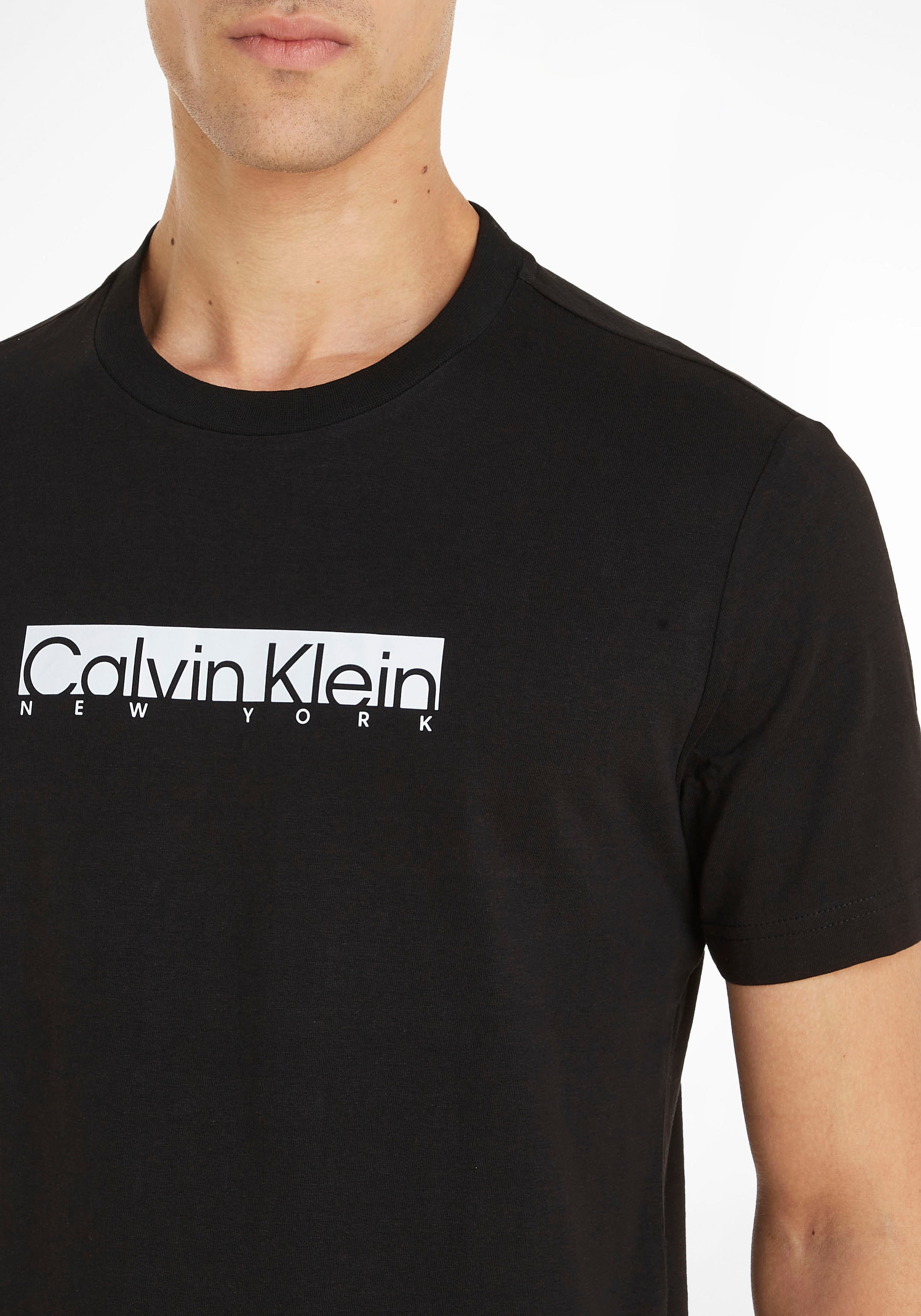 Calvin kaufen Calvin mit auf Kurzarmshirt, Klein Logo der Klein Brust online