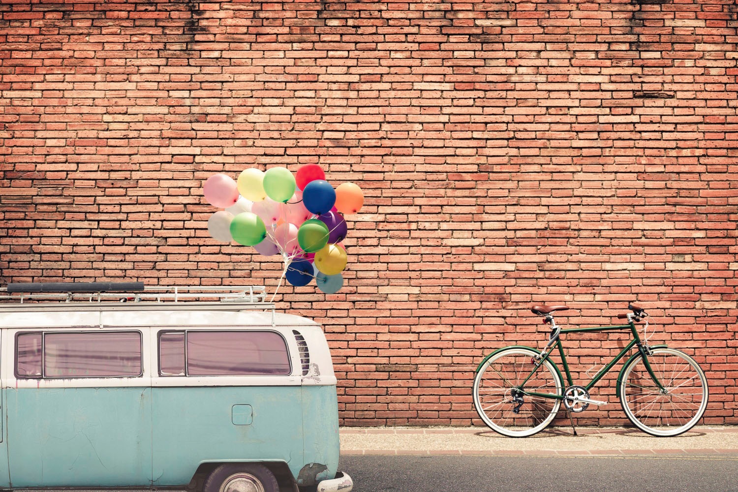 queence Acrylglasbild »Hauswand«, Luftballon-Kunst-Auto, Fine Art-Print in günstig online kaufen