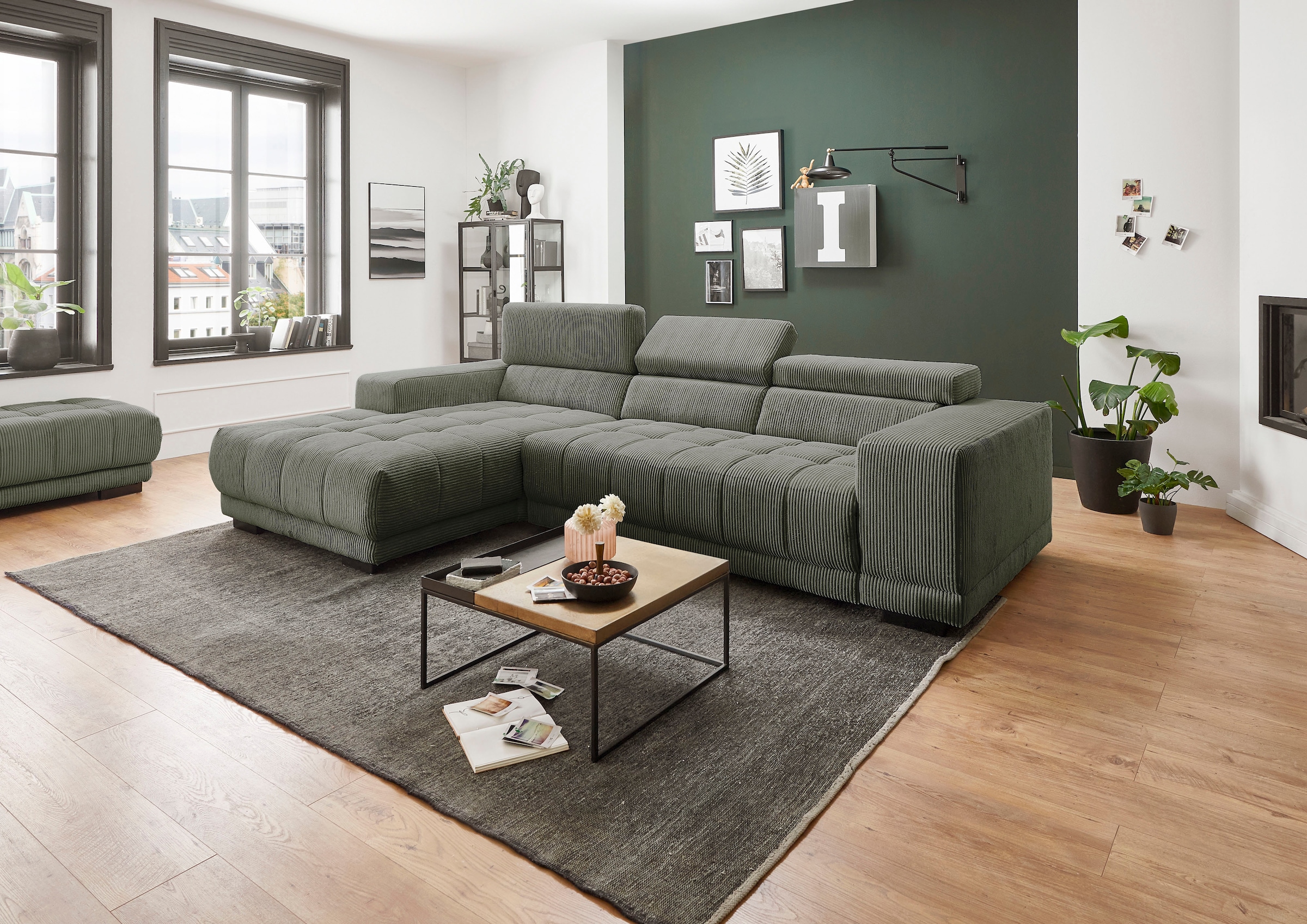 Die PlanBar Ecksofa »MP-IN15053 L-Form schmaler Schenkel« mit Kopfteilverstellung, wahlweise mit manueller Vorziehbank