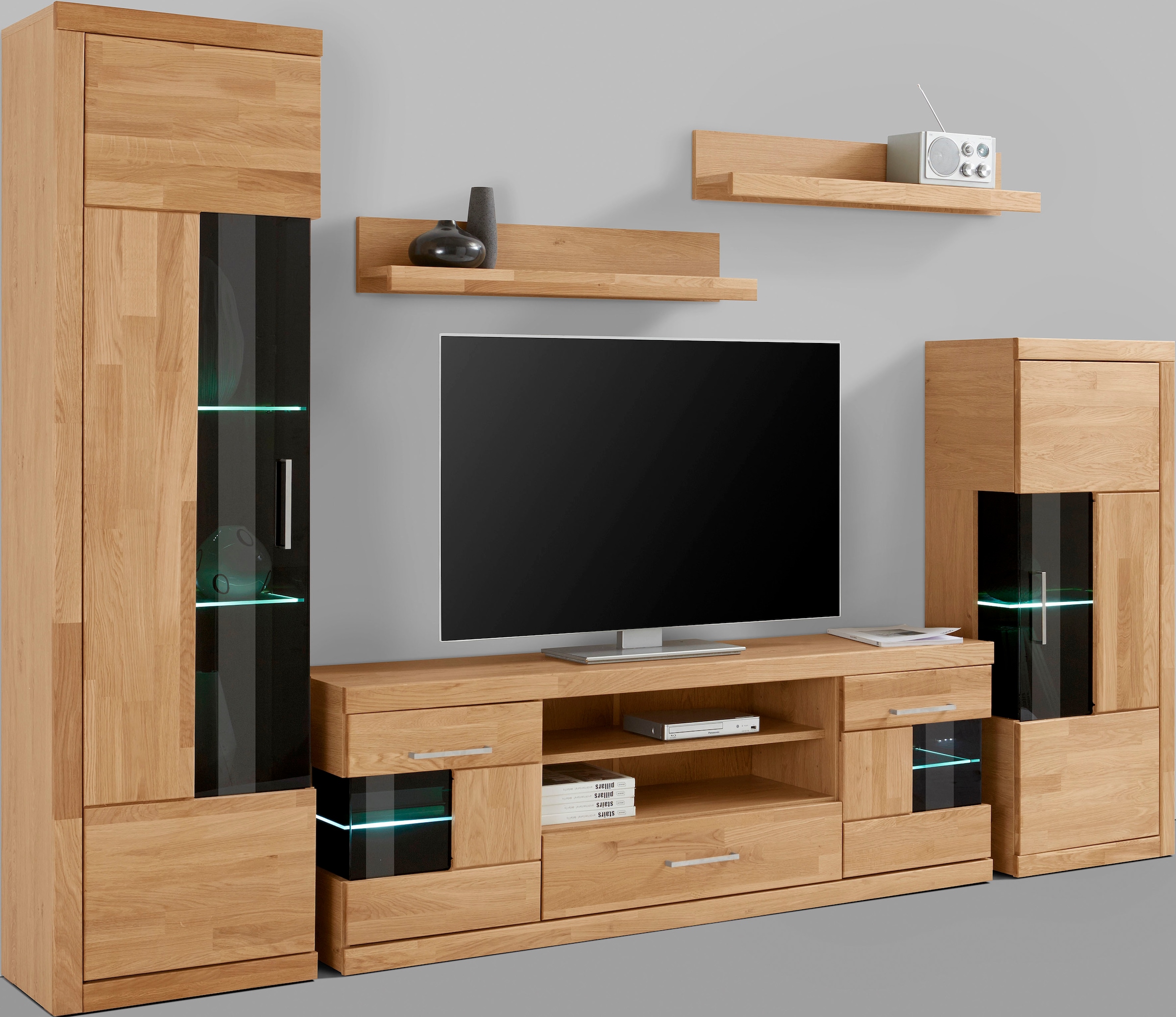 Home affaire Wohnwand »Ribe,Fronten Massivholz,Korpus Holzwekstoff,viel Stauraum«, (Set, 5 St.), Glaseinsatz aus gehärtetem Glas,Böden teilweise versetzbar