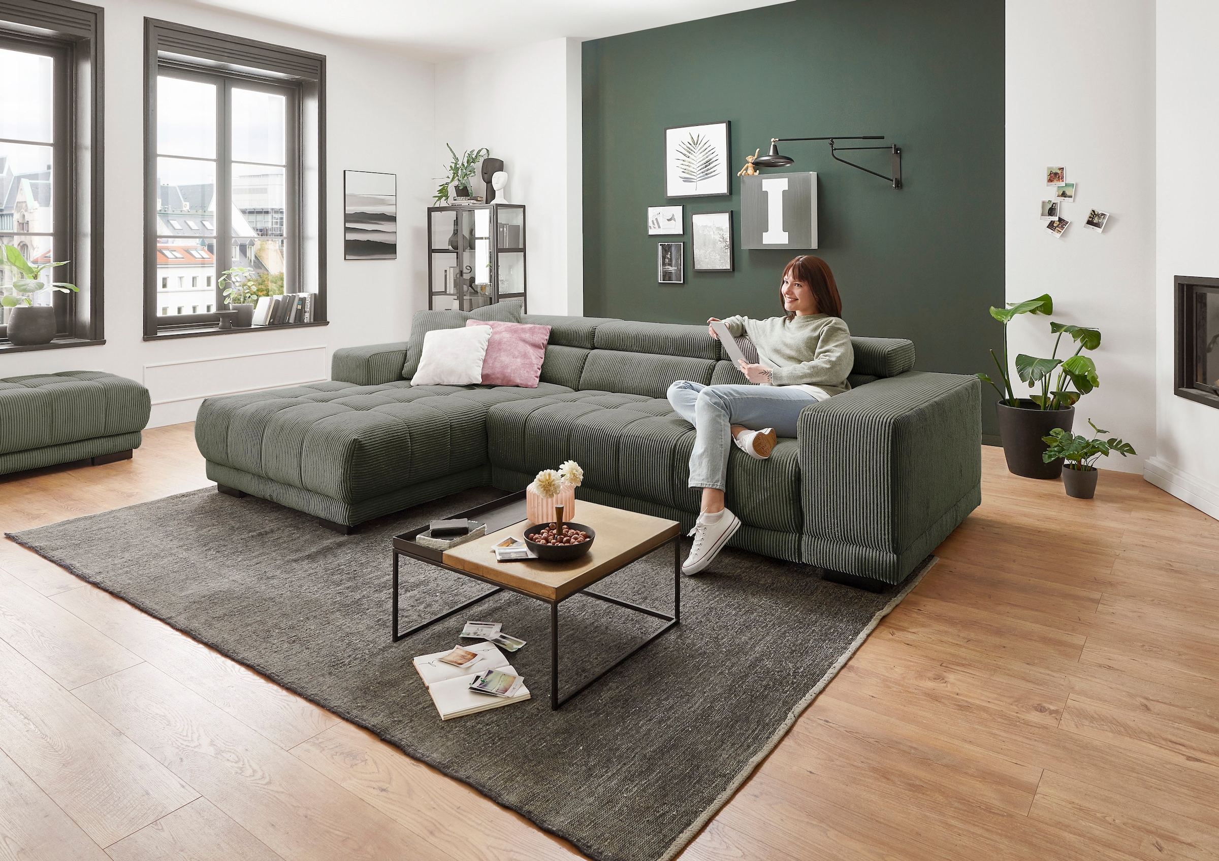 Die PlanBar Ecksofa »MP-IN15053 L-Form schmaler Schenkel« mit Kopfteilverstellung, wahlweise mit manueller Vorziehbank