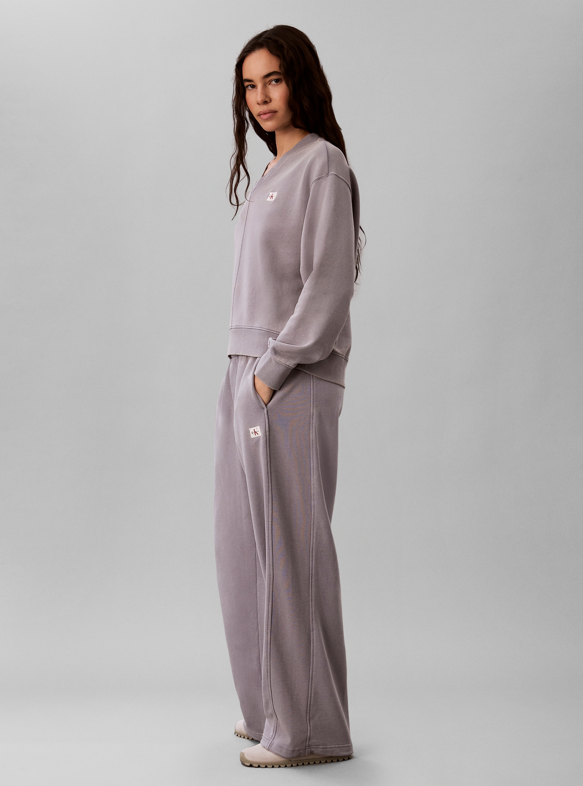 Calvin Klein Sweatshirt »WOVEN LABEL TERRY V-NECK«, Regular fit mit V-Ausschnitt
