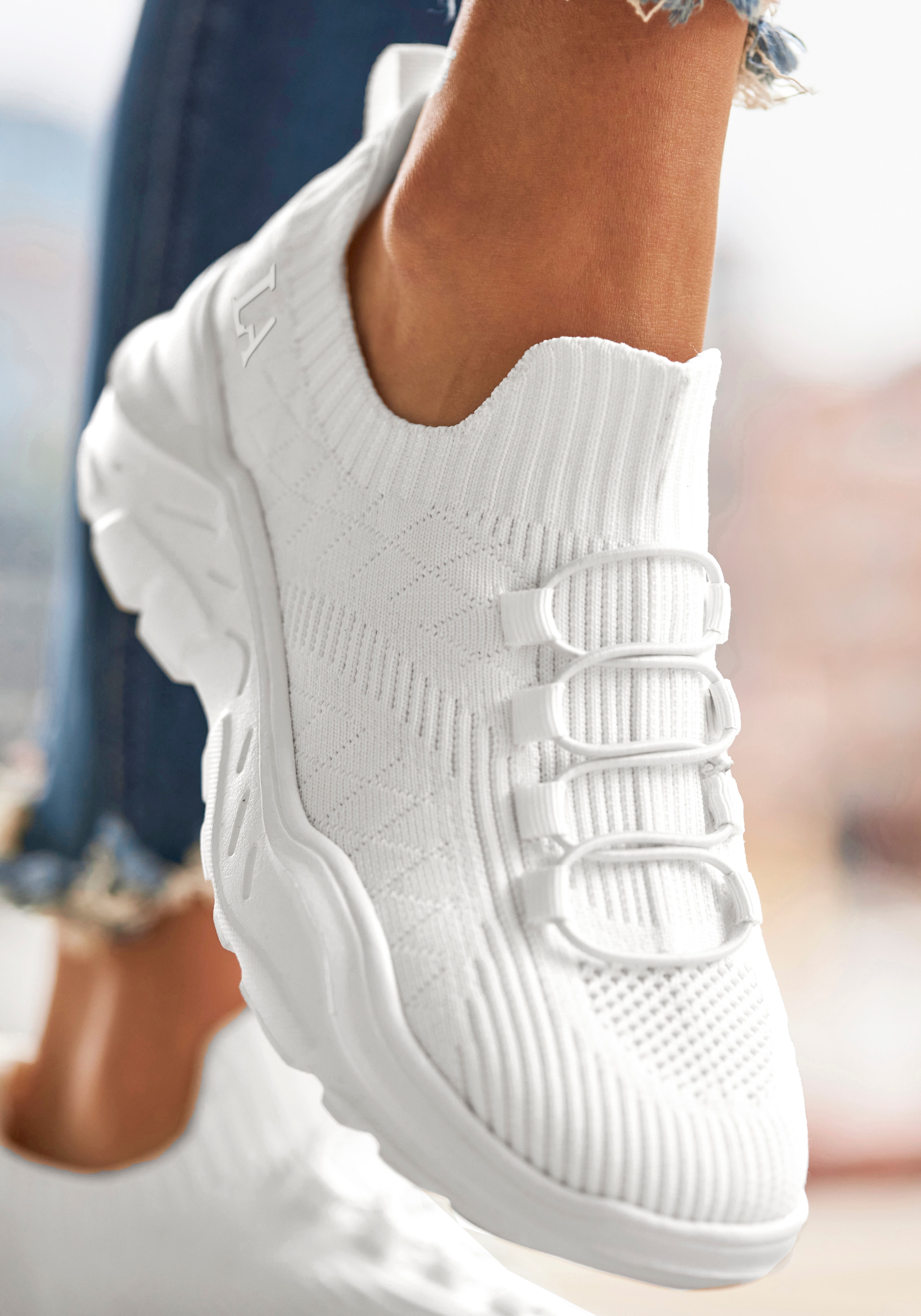 LASCANA ACTIVE Sneaker »Halbschuh, Freizeitschuh, ultraleicht und bequem,«, zum Reinschlüpfen und elastischen Schnürbändern VEGAN