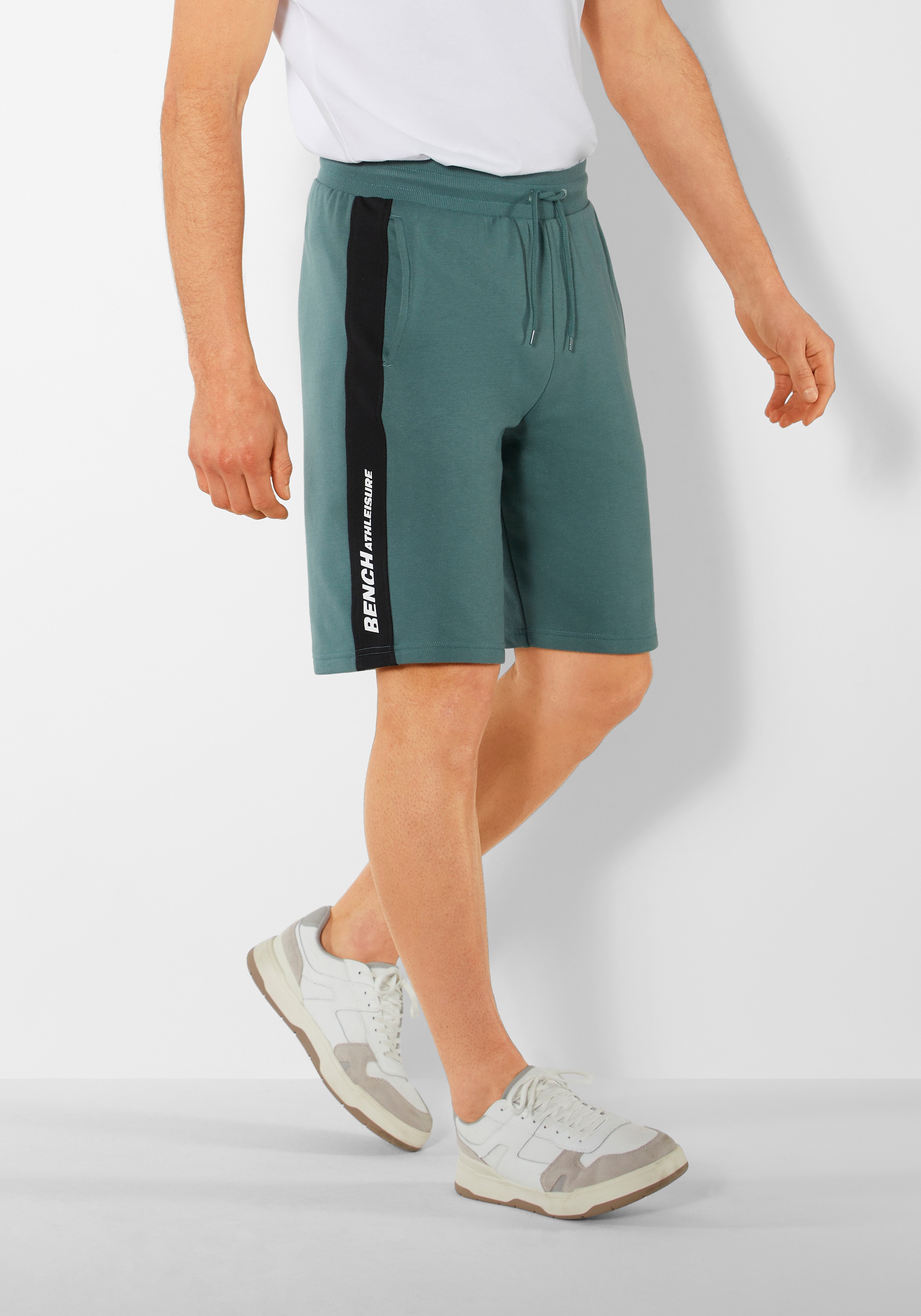 8. Bild von Bench. Loungewear Sweatshorts, mit seitlichem Einsatz