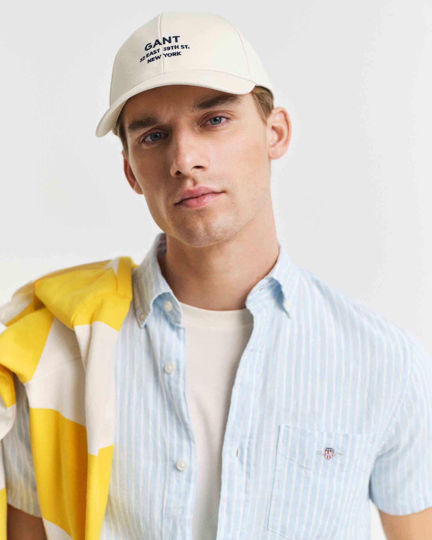 Gant Kurzarmhemd »REG COTTON LINEN STRIPE SS SHIRT«, ist ideal für warme Sommertage