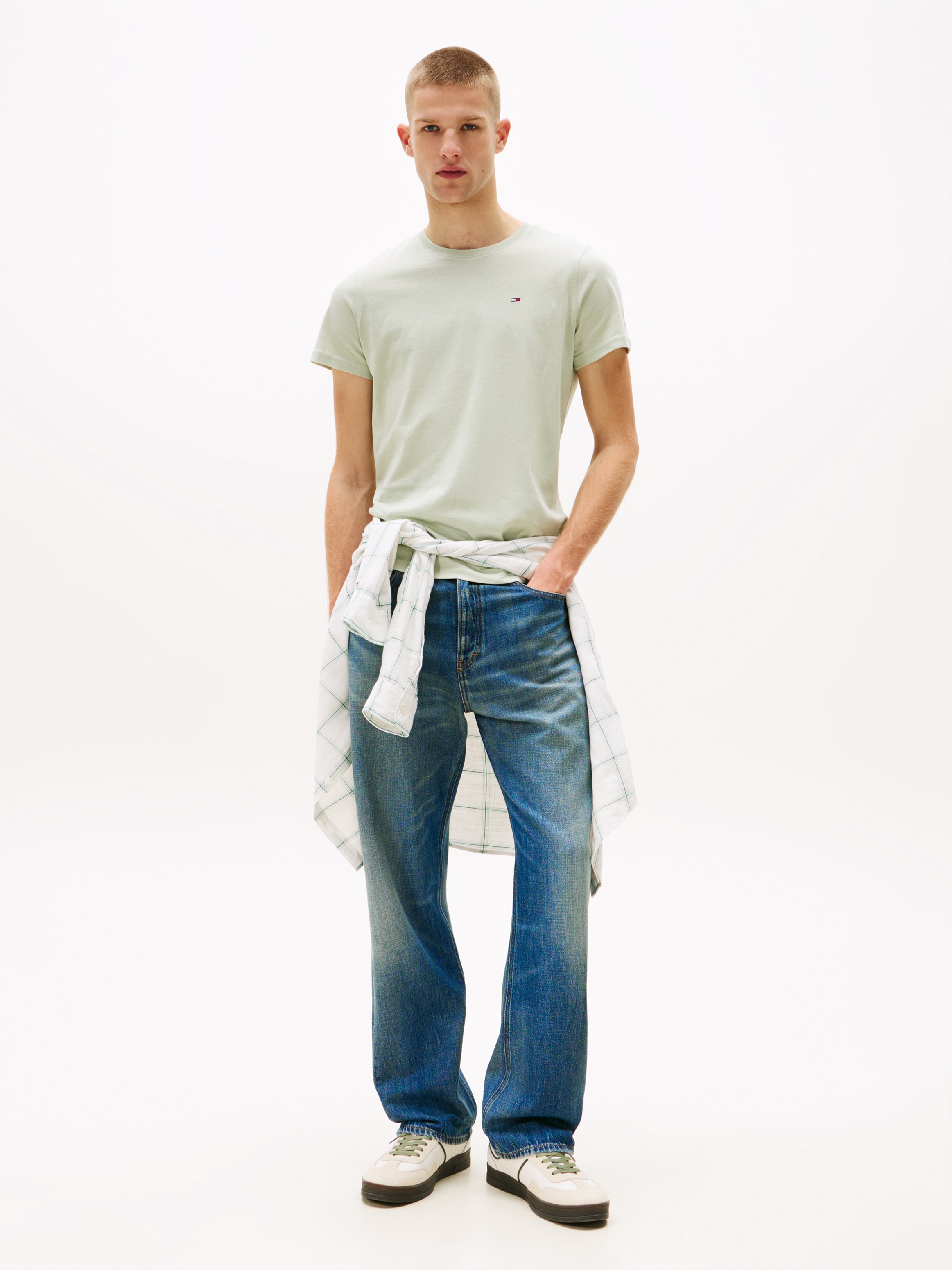 Tommy Jeans T-Shirt »TJM ESSENTIAL SOLID« mit Rundhalsausschnitt und dezenter Logo-Flag