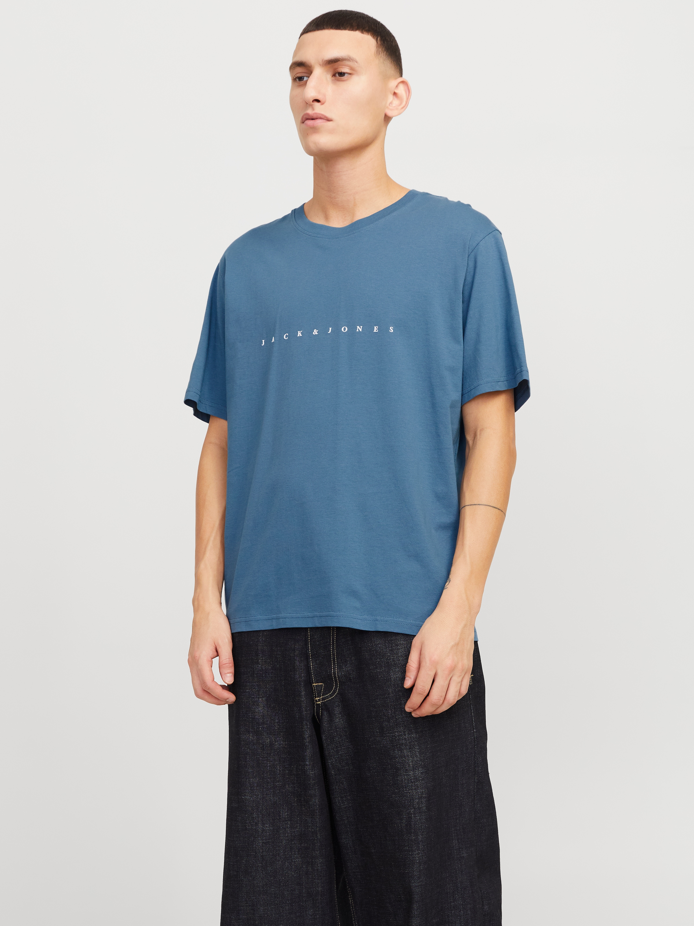 Jack & Jones Rundhalsshirt »JJESTAR mit Pigmentprint und Baumwollgefühl« mit Pigmentprint