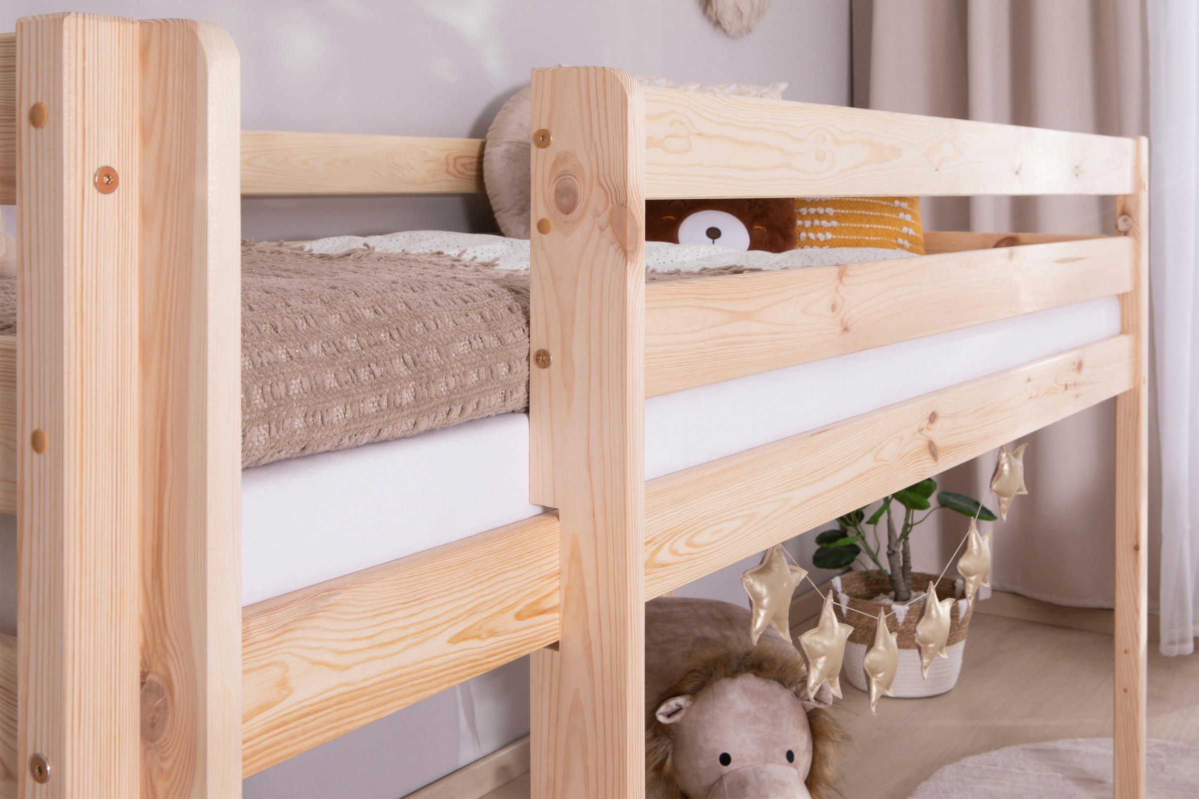 Ticaa Hochbett »Malte, FSC®-zertifizierte Kiefer, Deal für begrenzte Zeit!«, (90x200cm Liegefläche, Höhe 114cm), mit Rollrost