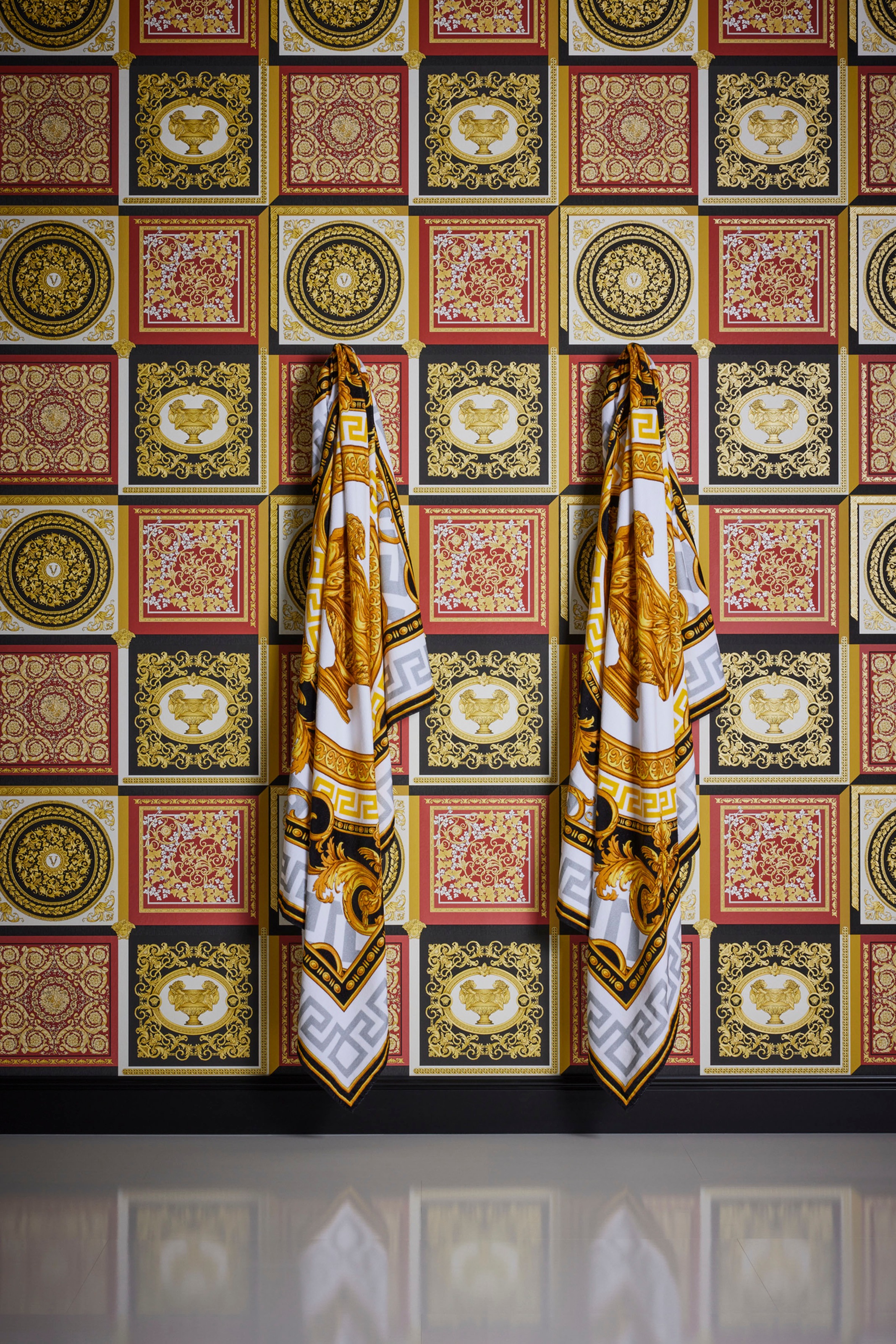 Versace Vliestapete »Wallpaper Versace 5 Design Patchwork«, leicht glänzend-gemustert-abstrakt, auffallende Fliesen-Tapete Tapeten Wohnzimmer Schlafzimmer Küche Optik