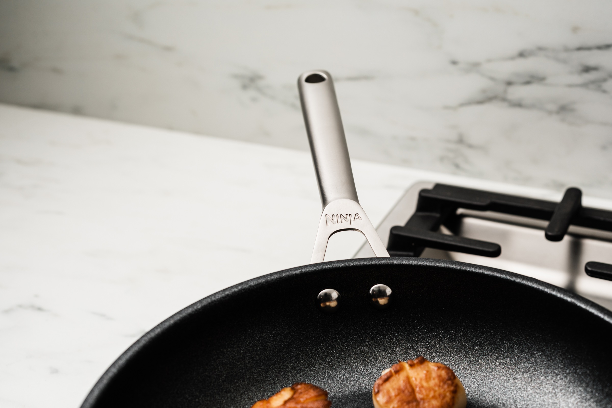 NINJA Bratpfanne »Ninja ZEROSTICK Edelstahl-Pfanne C600DE«, Edelstahl, (1 tlg.), Edelstahl mit Aluminiumbeschichtung für Braten bei hohen Temperaturen
