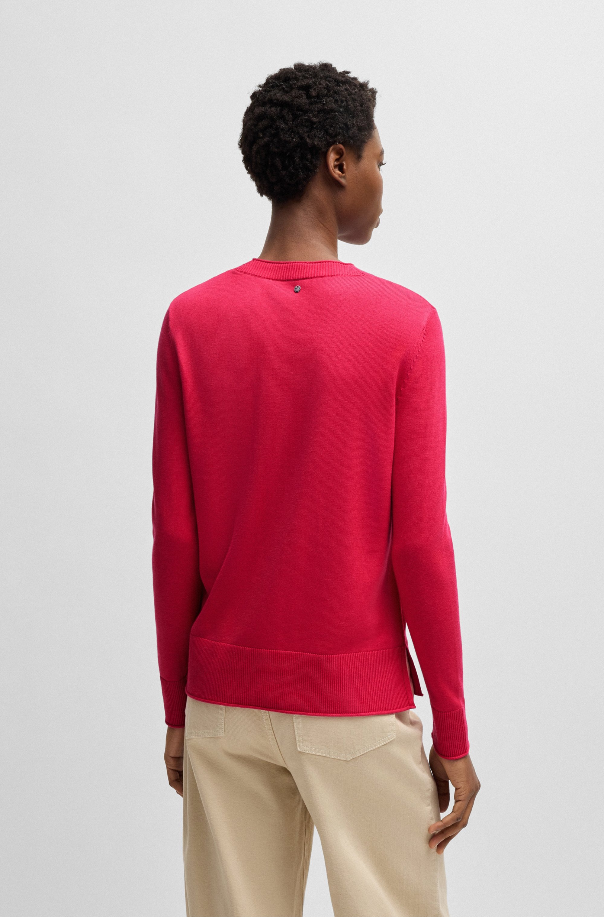 BOSS ORANGE Strickpullover »Fanikales Premium Damenmode«, mit Charm mit BOSS Logo, Säume mit Rollkanten