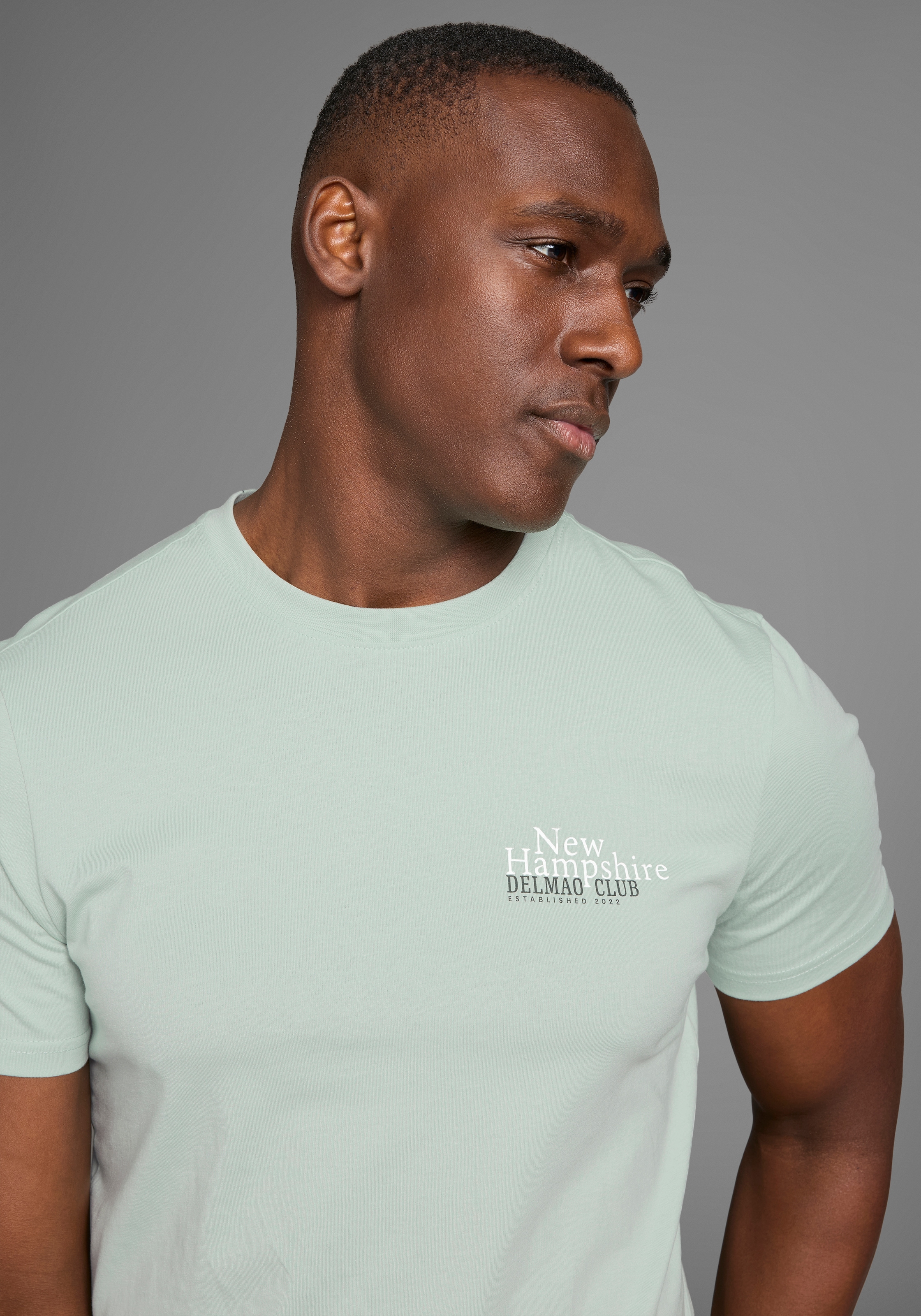 DELMAO T-Shirt, mit dezentem Logo-Schriftzug im Club-Design