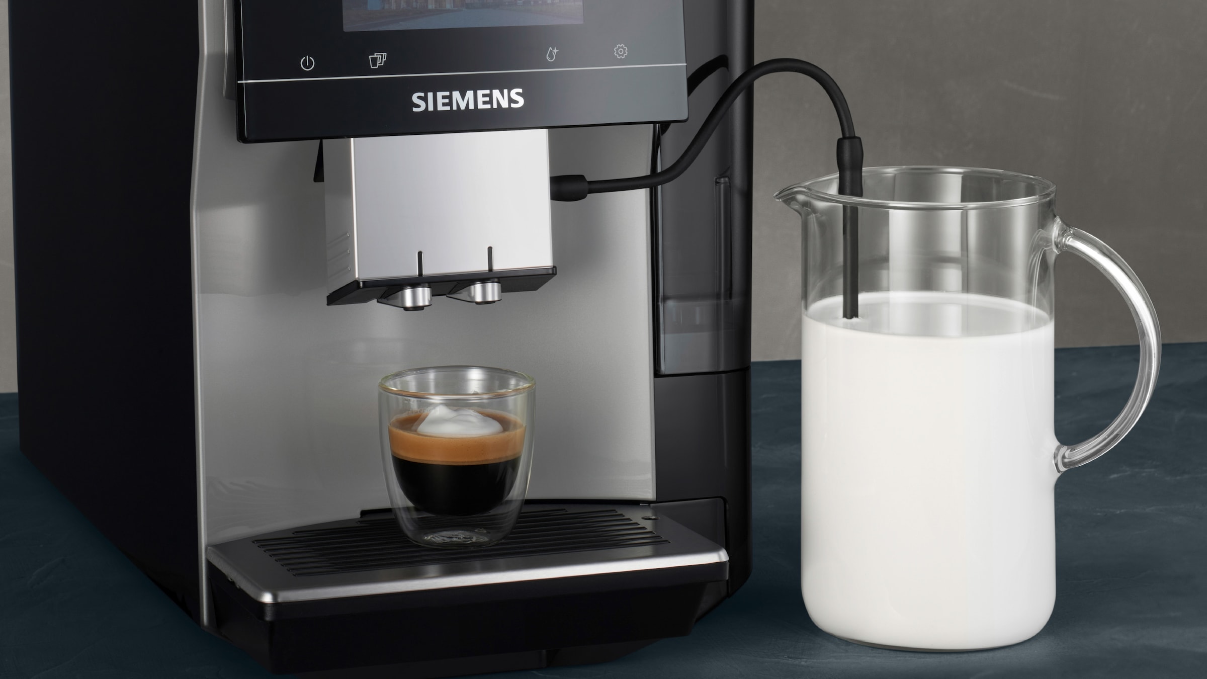 2. Bild von SIEMENS Kaffeevollautomat »EQ700 classic TP715D47, Cold Brew, intuitives 5" TFT-Display«, App, iaromaSelect, 10 Favoriten, autom. Dampfreinigung,silber metallic