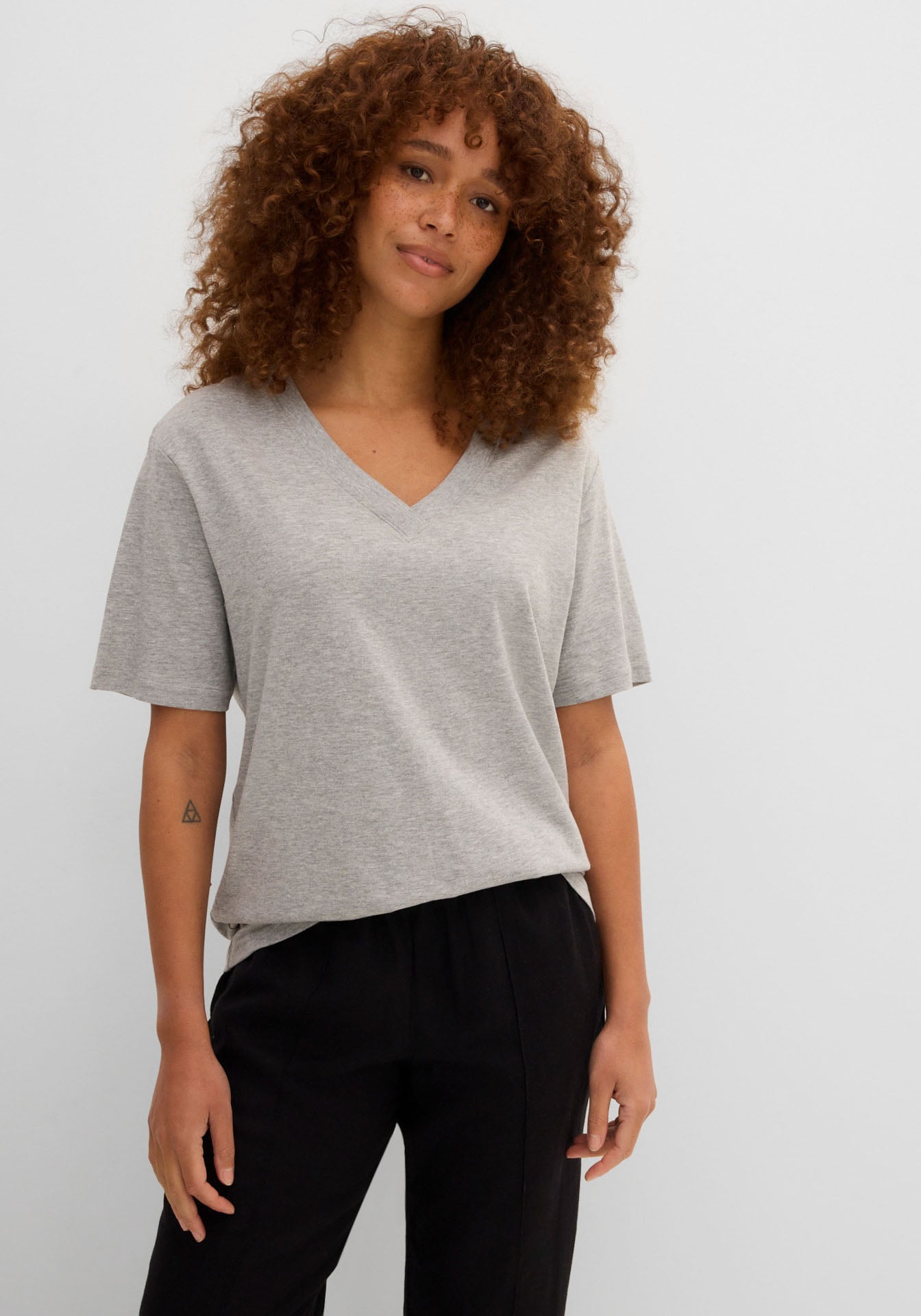 bonprix Longshirt »Weites Long-Shirt mit V-Ausschnitt, Kurzarm (5er Pack)« Packung, 5 tlg. lockere Passform, Kurzarm, mit V-Ausschnitt, unifarben