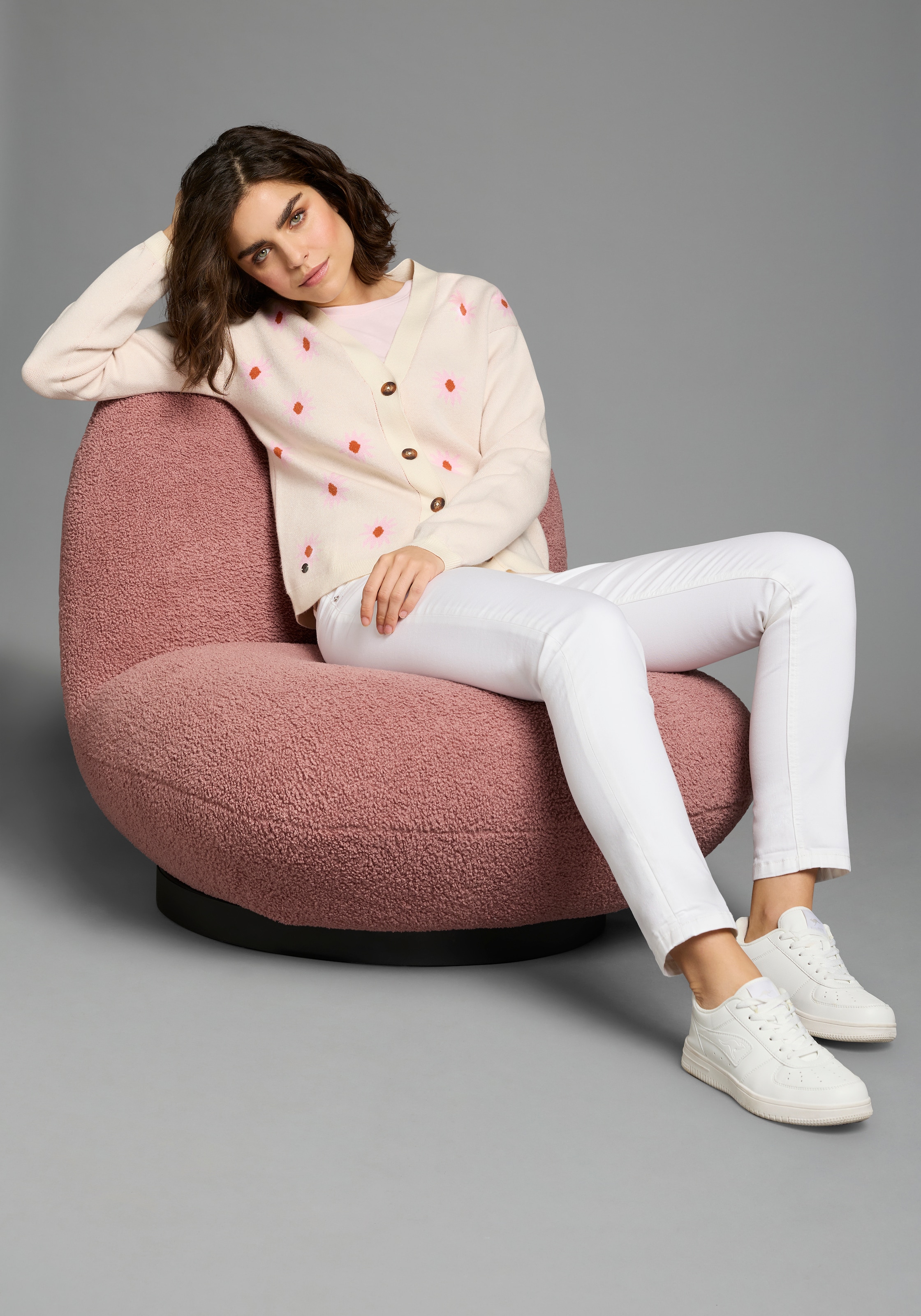 KangaROOS Strickjacke Strickjacke aus Feinstrick, bequeme Passform, Blumenmuster