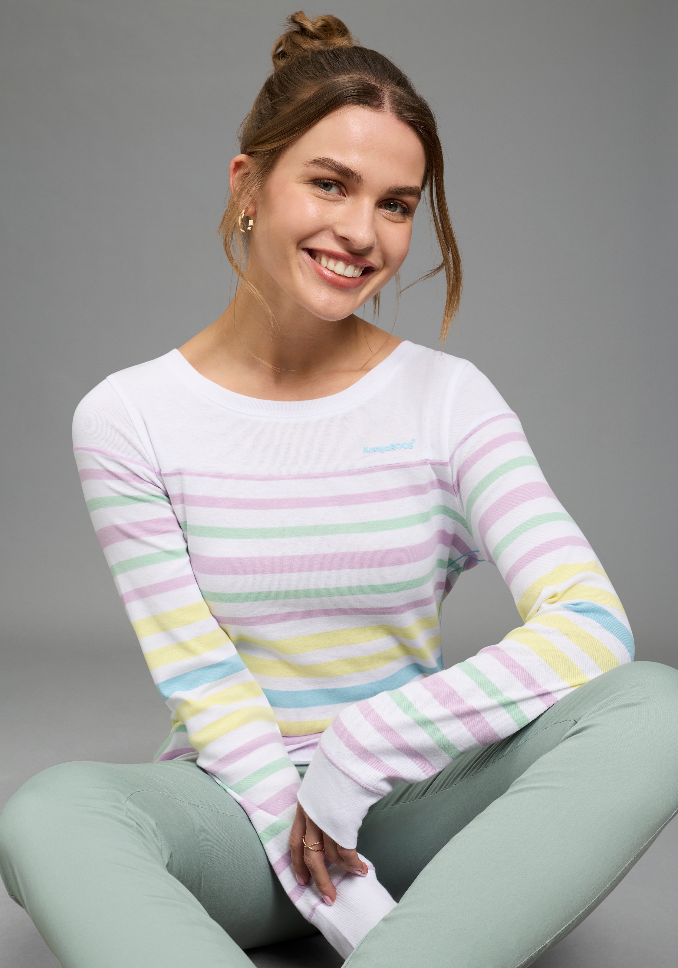 KangaROOS Langarmshirt mit Rundhals, hüftbedeckende Länge, figurbetonte Passform